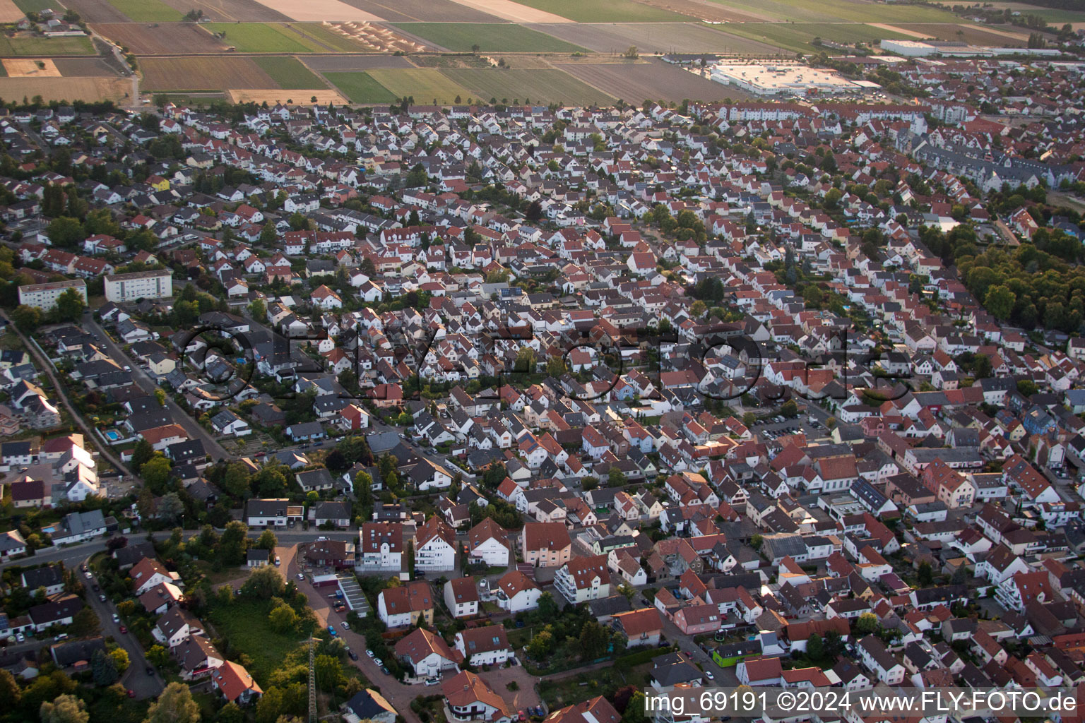 Vue d'oiseau de Quartier Roxheim in Bobenheim-Roxheim dans le département Rhénanie-Palatinat, Allemagne