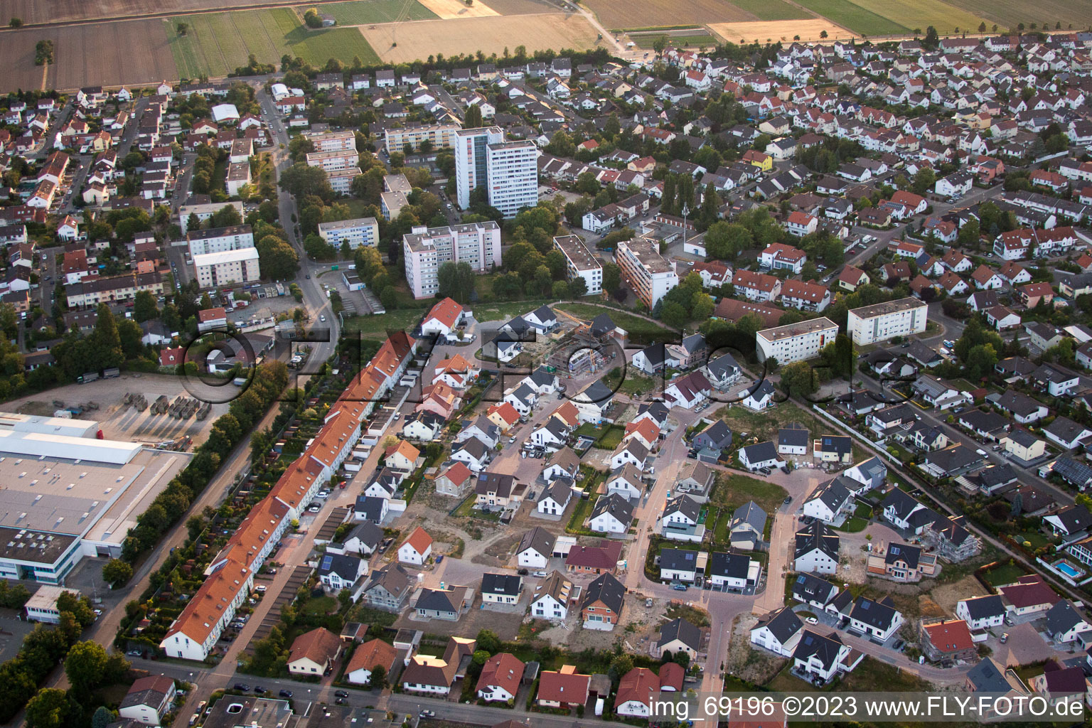 Vue sur la ville depuis le centre-ville à le quartier Roxheim in Bobenheim-Roxheim dans le département Rhénanie-Palatinat, Allemagne depuis l'avion