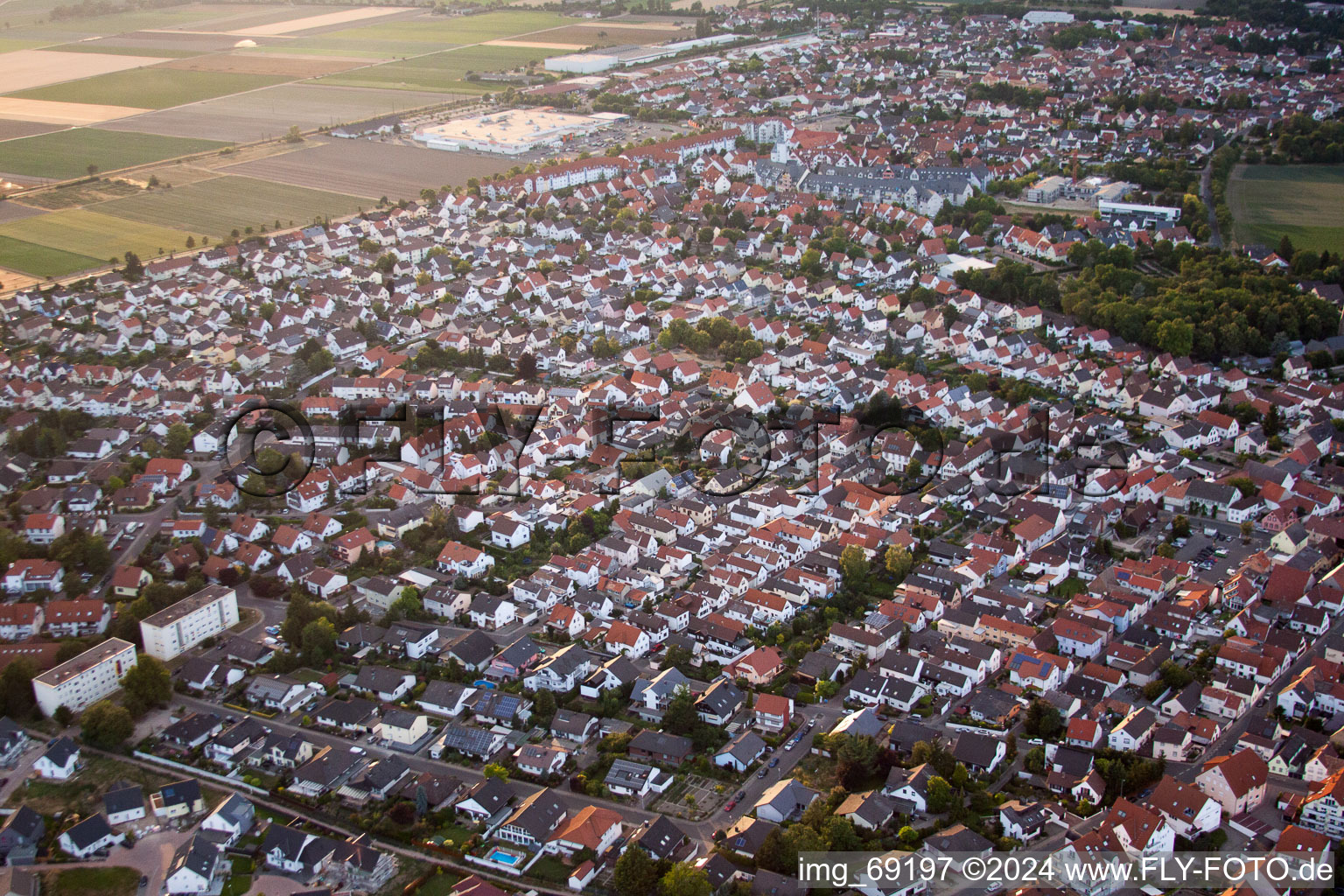 Vue d'oiseau de Vue sur la ville depuis le centre-ville à le quartier Roxheim in Bobenheim-Roxheim dans le département Rhénanie-Palatinat, Allemagne