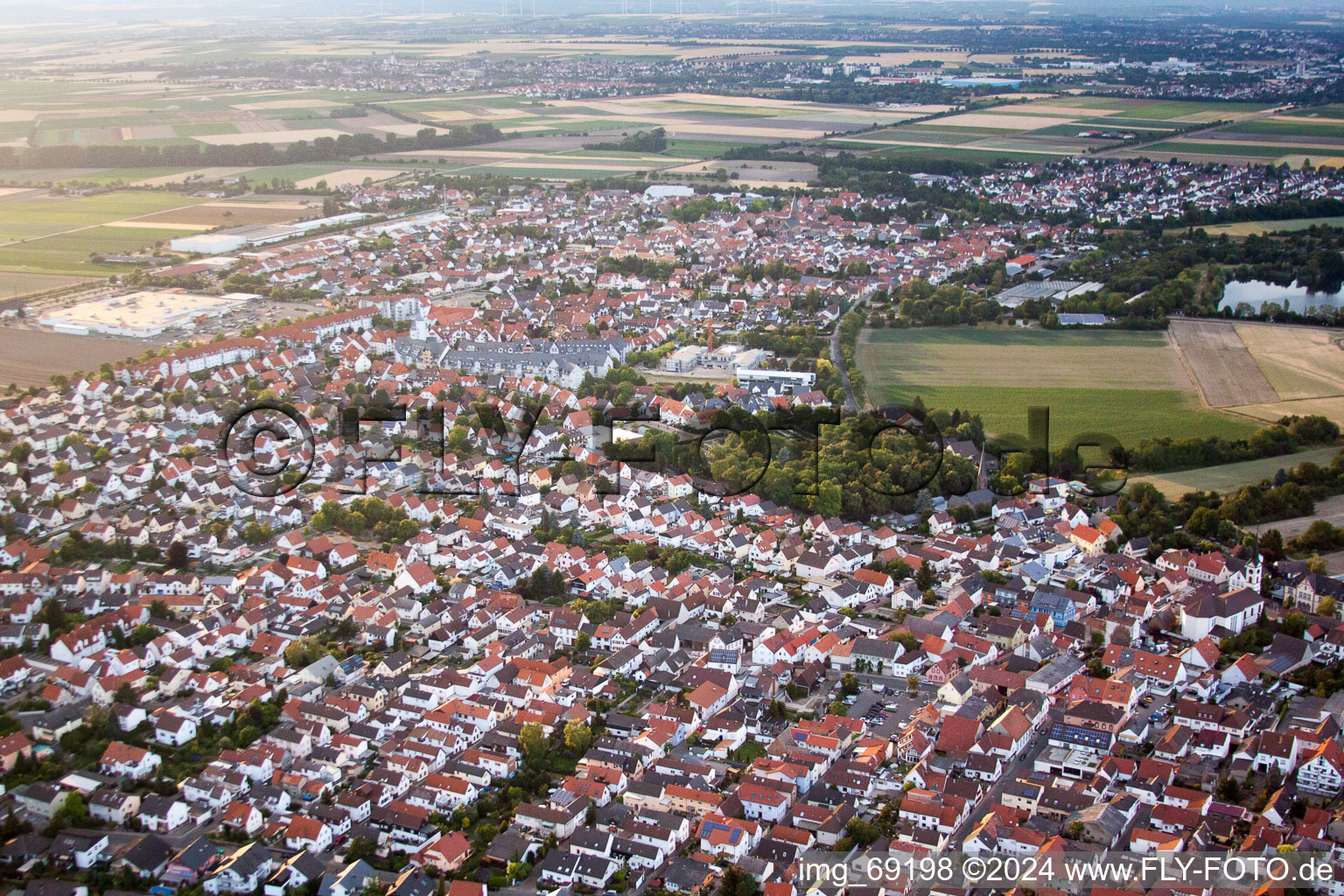 Vue sur la ville depuis le centre-ville à le quartier Roxheim in Bobenheim-Roxheim dans le département Rhénanie-Palatinat, Allemagne vue du ciel