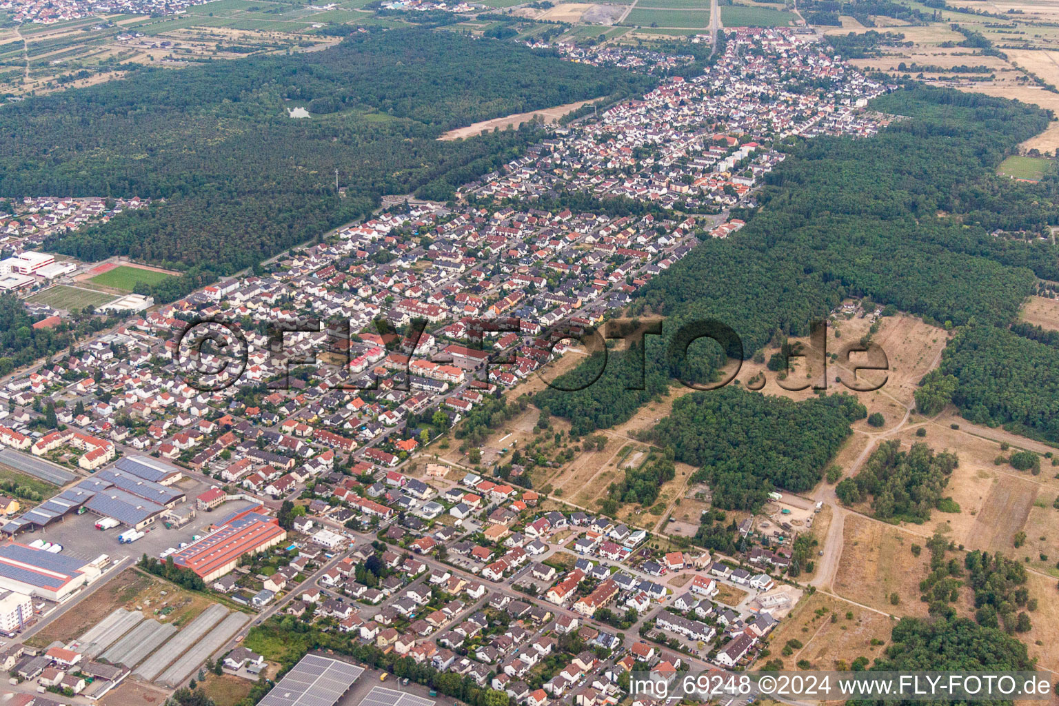 Vue aérienne de Zone urbaine avec périphérie et centre-ville à Maxdorf dans le département Rhénanie-Palatinat, Allemagne