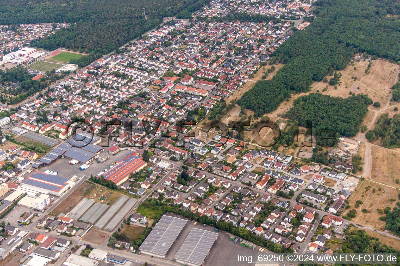 Vue aérienne de Zone urbaine avec périphérie et centre-ville à Maxdorf dans le département Rhénanie-Palatinat, Allemagne