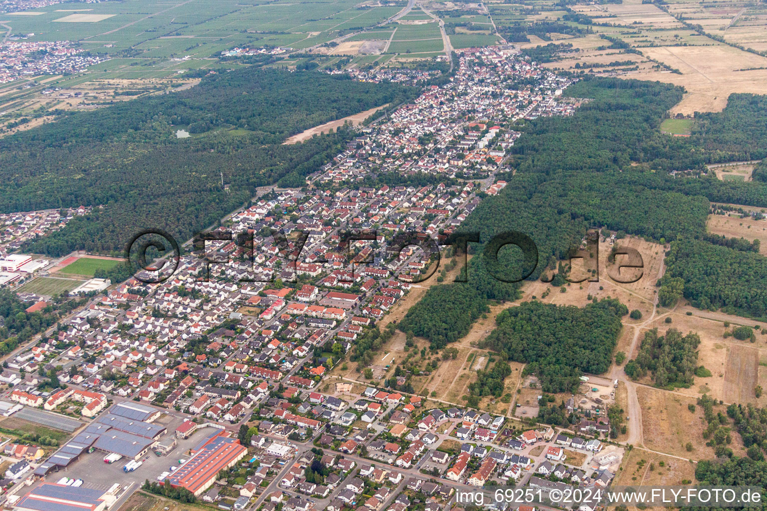 Photographie aérienne de Zone urbaine avec périphérie et centre-ville à Maxdorf dans le département Rhénanie-Palatinat, Allemagne