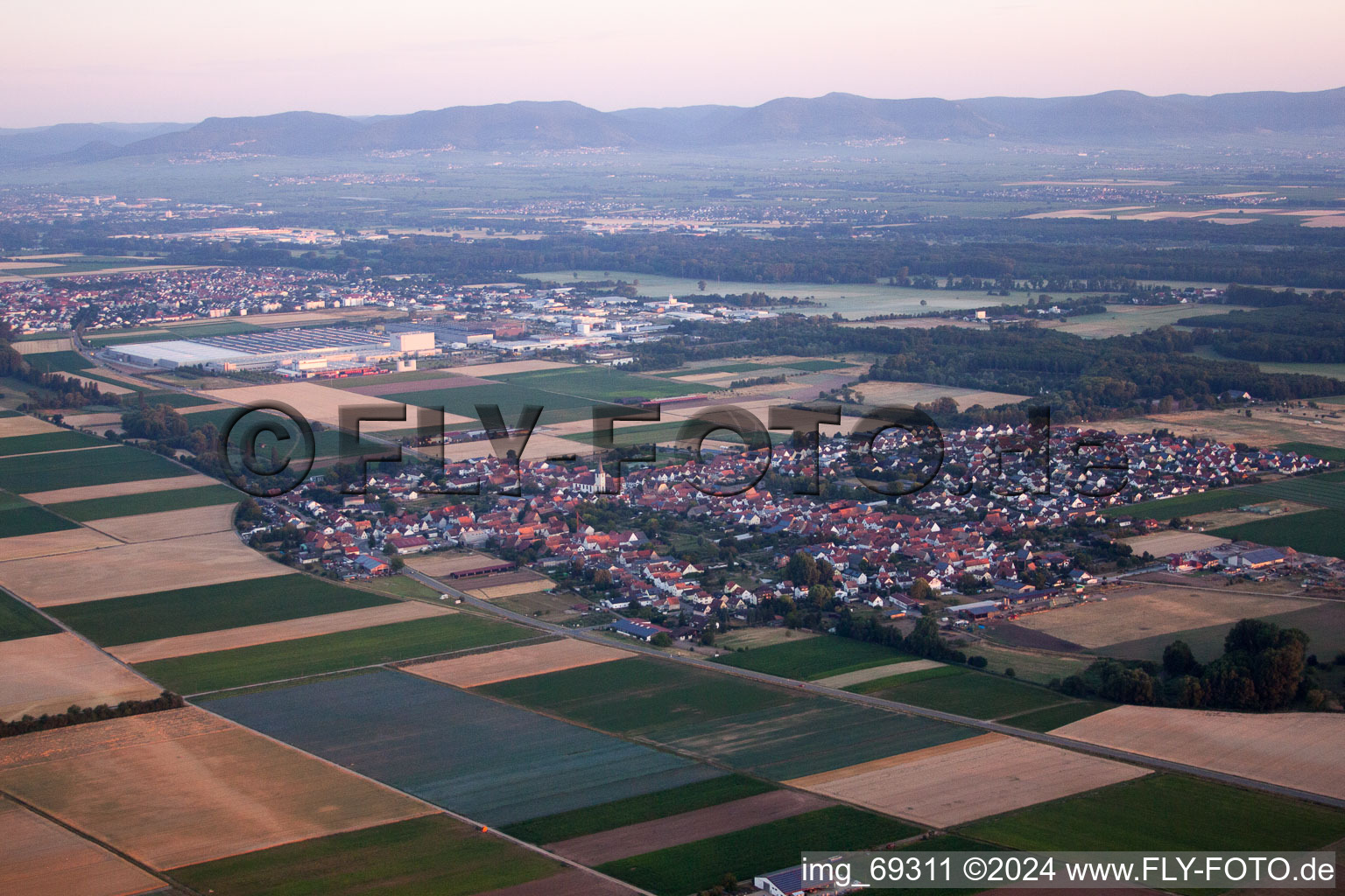 Vue aérienne de Quartier Ottersheim in Ottersheim bei Landau dans le département Rhénanie-Palatinat, Allemagne