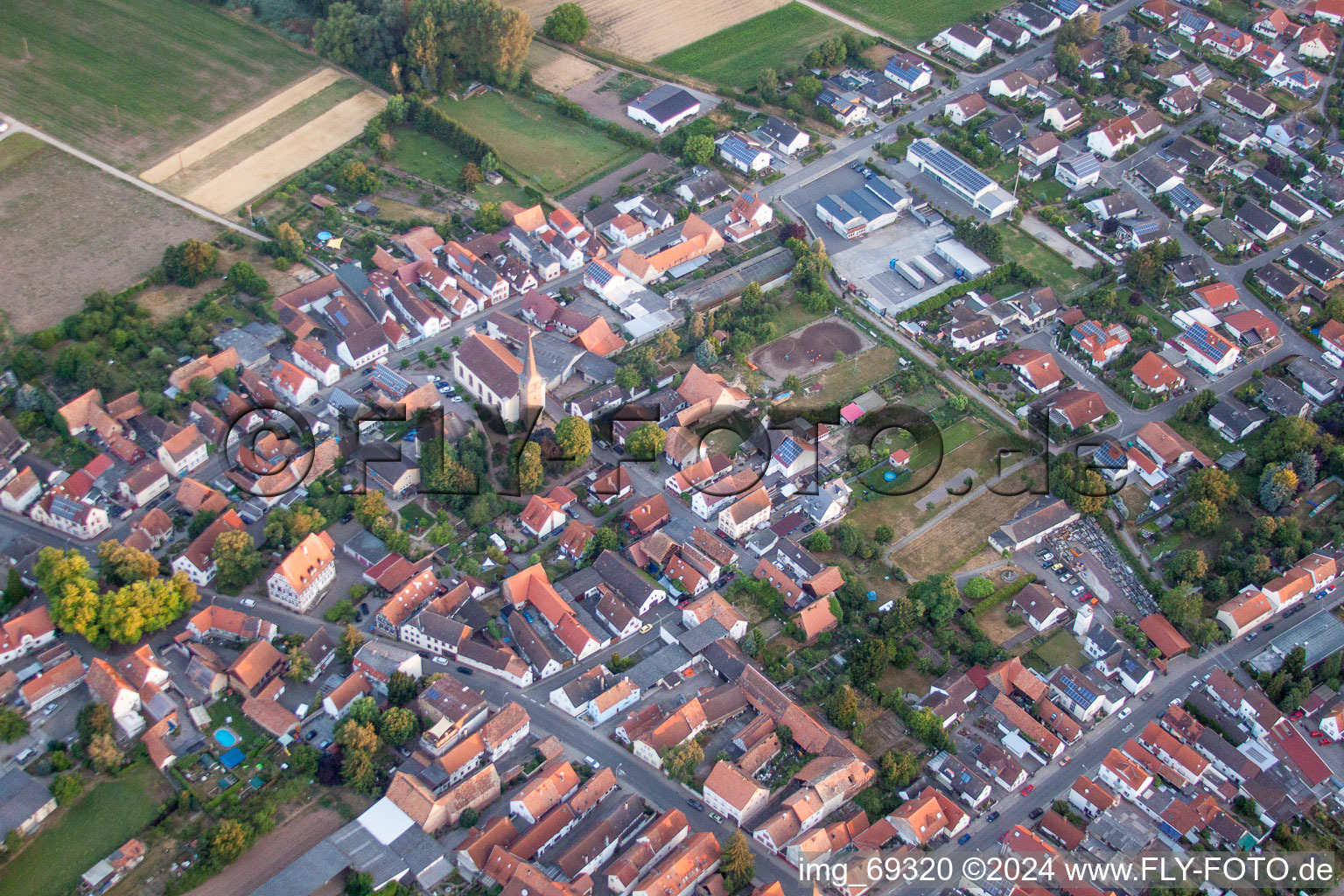 Photographie aérienne de Bâtiment d'église au centre du village à Knittelsheim dans le département Rhénanie-Palatinat, Allemagne