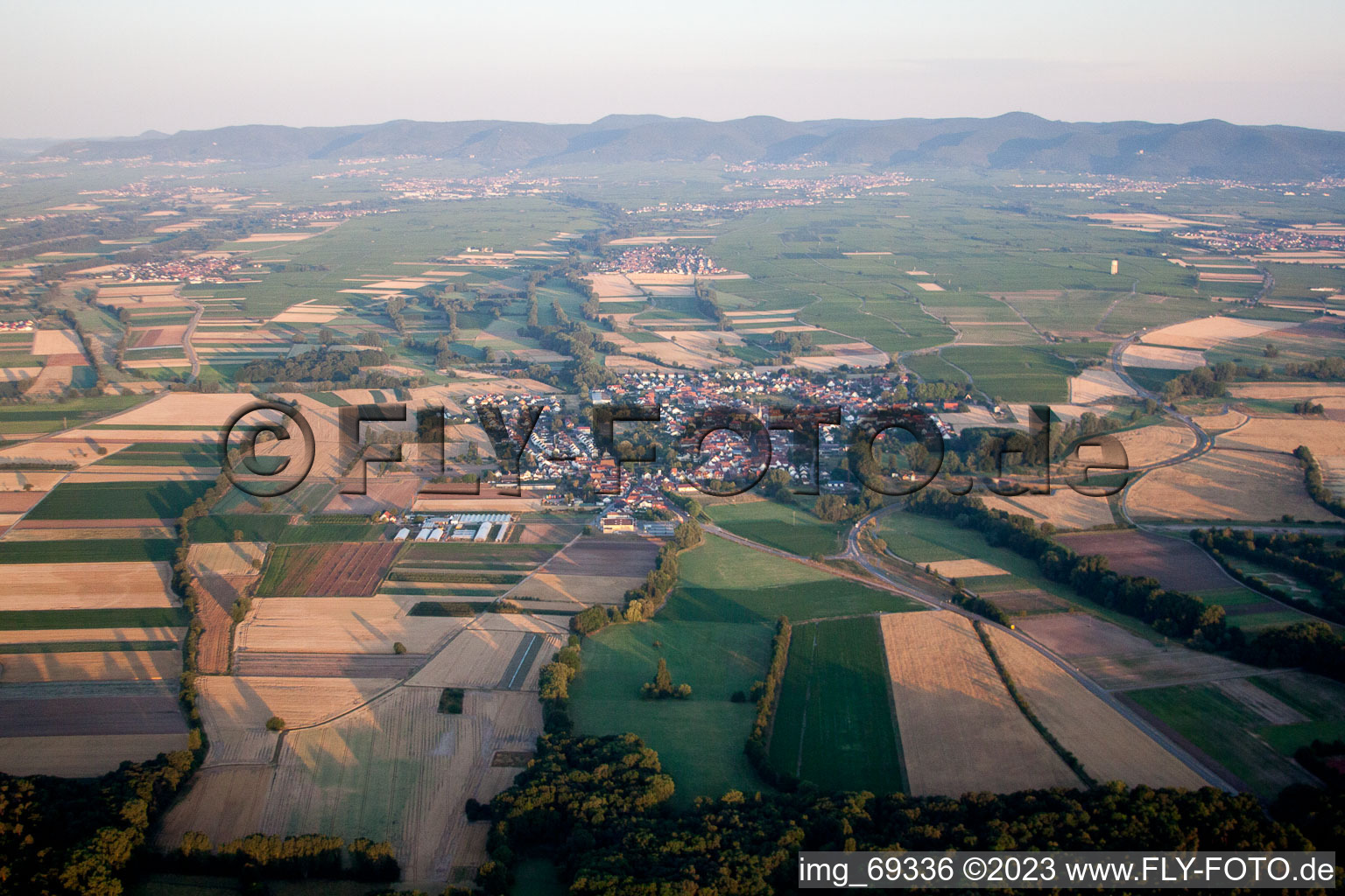 Vue oblique de Geinsheim dans le département Rhénanie-Palatinat, Allemagne