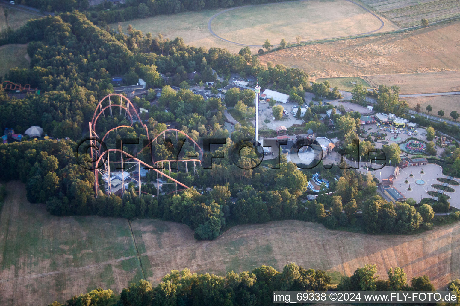 Vue aérienne de Complexe de maisons de vacances du parc de vacances Holiday Park à Haßloch dans le département Rhénanie-Palatinat, Allemagne