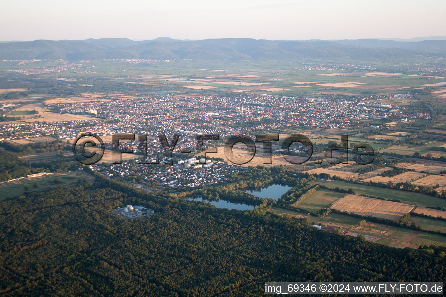 Vue d'oiseau de Haßloch dans le département Rhénanie-Palatinat, Allemagne