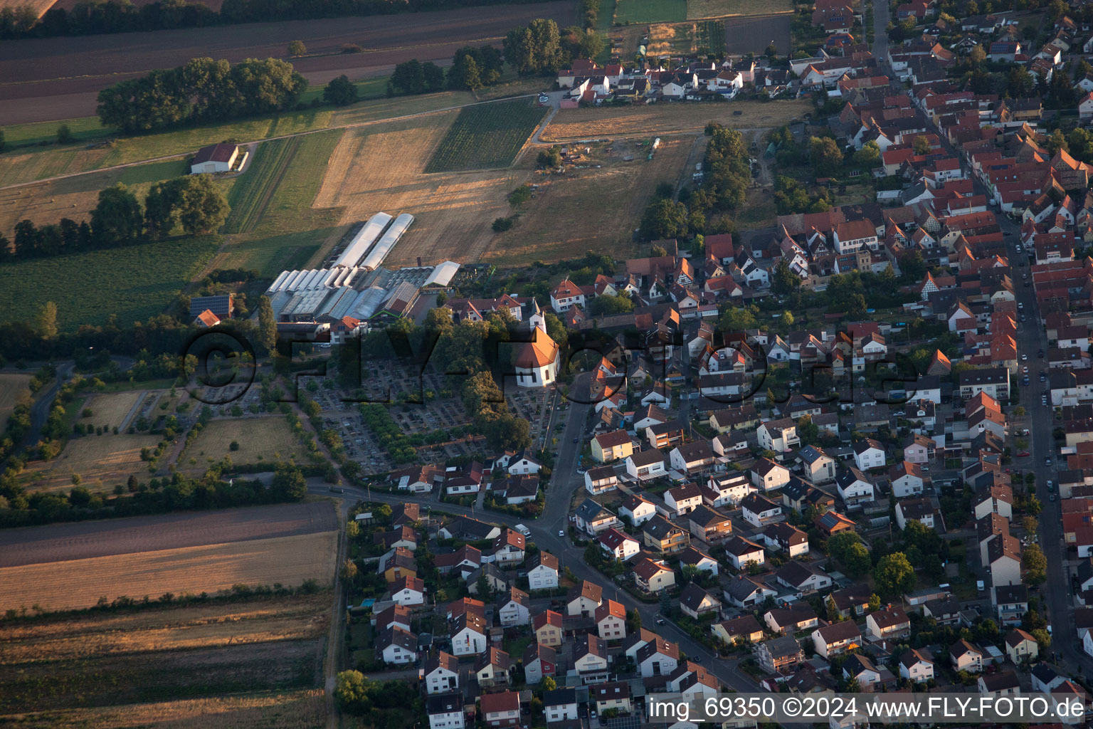 Vue aérienne de Vue des rues et des maisons des quartiers résidentiels à le quartier Iggelheim in Böhl-Iggelheim dans le département Rhénanie-Palatinat, Allemagne