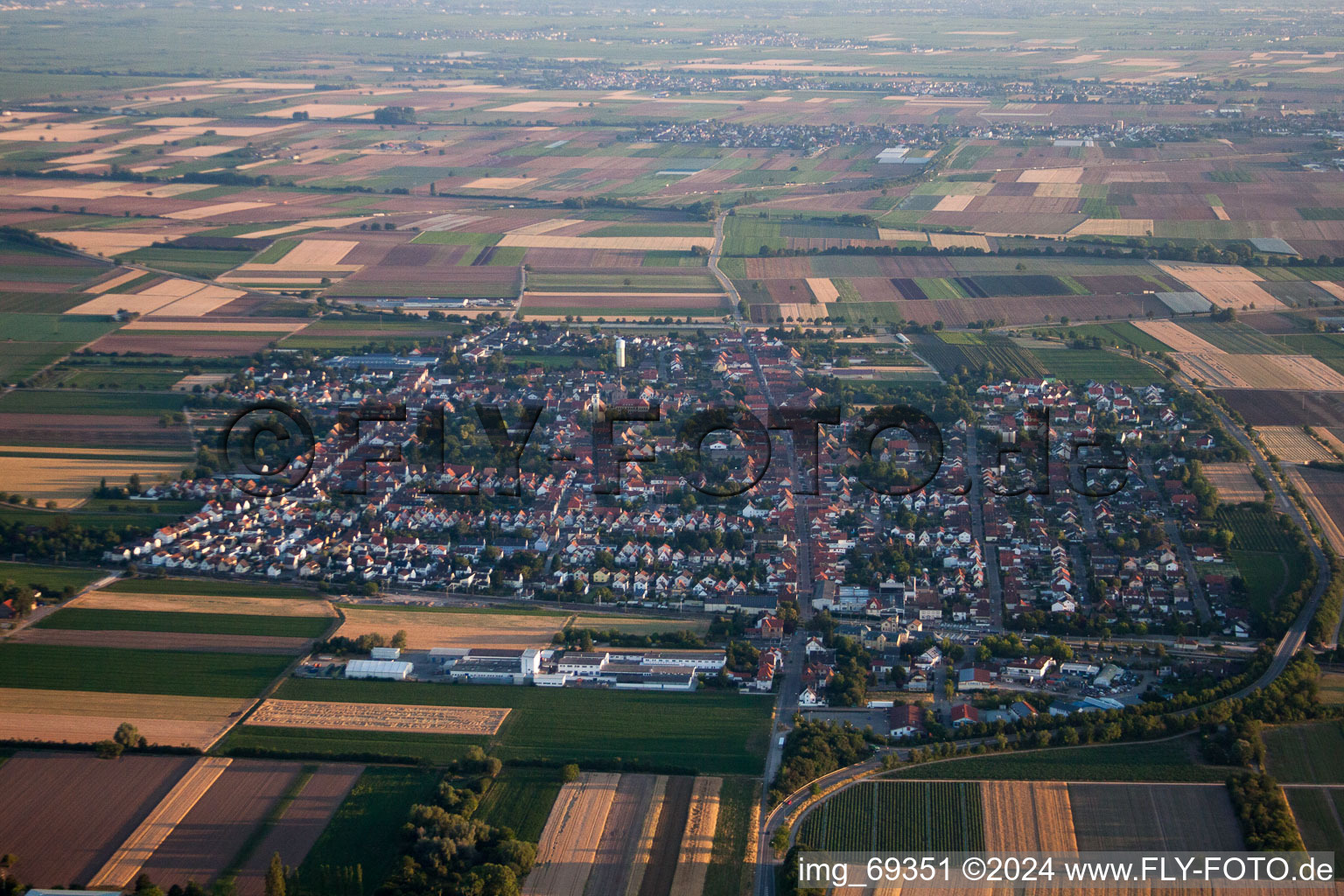 Vue aérienne de Vue des rues et des maisons des quartiers résidentiels à le quartier Iggelheim in Böhl-Iggelheim dans le département Rhénanie-Palatinat, Allemagne