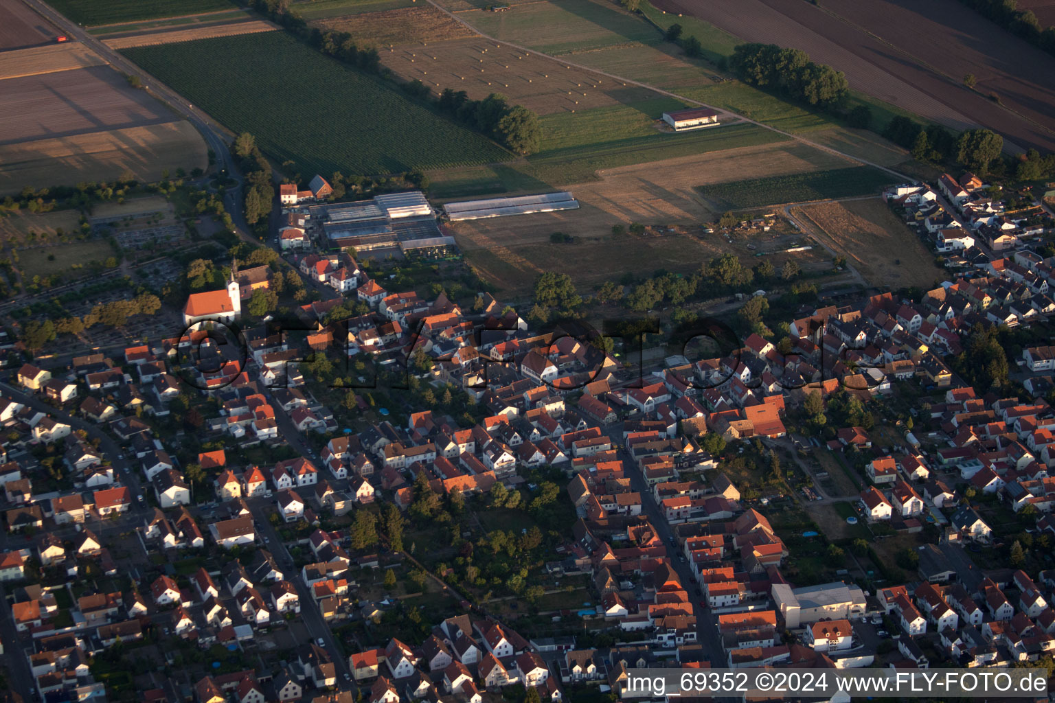 Photographie aérienne de Vue des rues et des maisons des quartiers résidentiels à le quartier Iggelheim in Böhl-Iggelheim dans le département Rhénanie-Palatinat, Allemagne