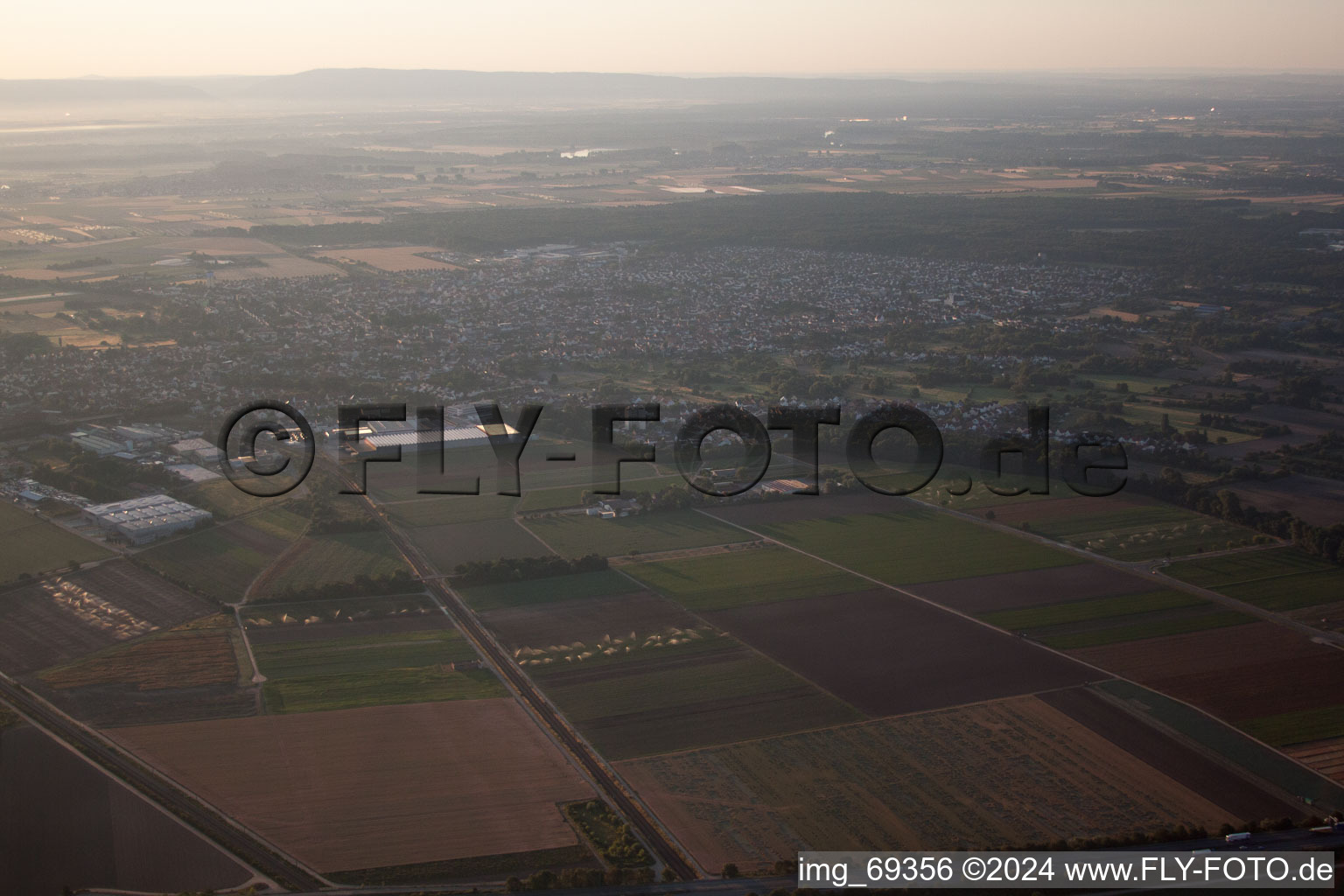 Haßloch dans le département Rhénanie-Palatinat, Allemagne du point de vue du drone