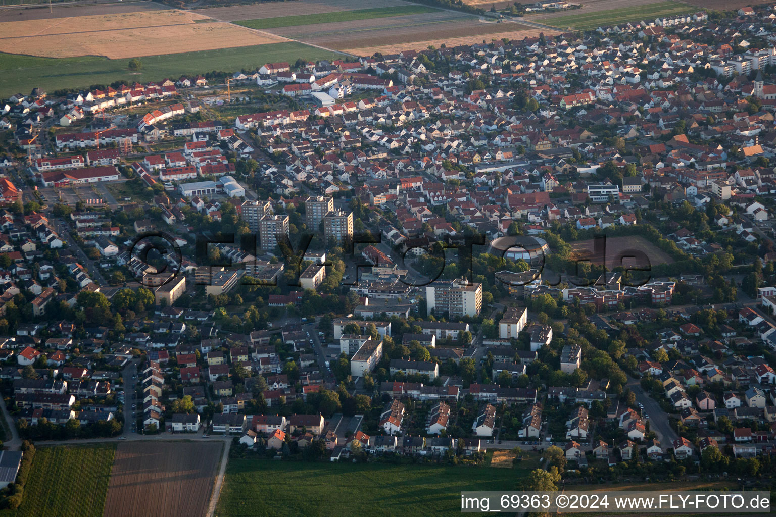 Mutterstadt dans le département Rhénanie-Palatinat, Allemagne du point de vue du drone