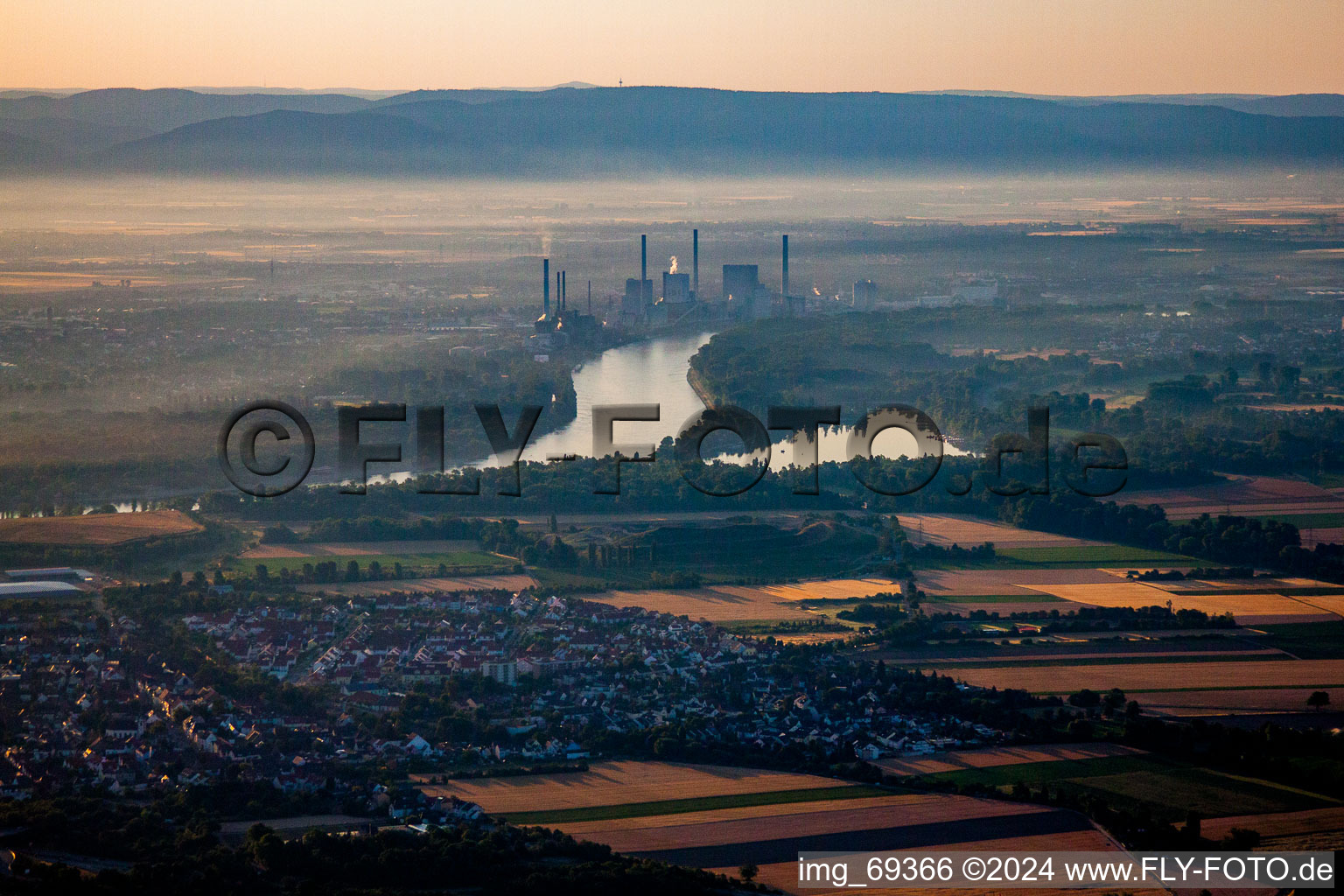 Vue aérienne de Ambiance matinale sur la centrale électrique et les tours d'échappement de la grande centrale thermique Mannheim à le quartier Rheinau in Mannheim dans le département Bade-Wurtemberg, Allemagne