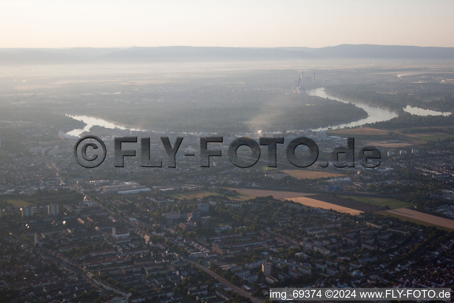 Quartier Rheingönheim in Ludwigshafen am Rhein dans le département Rhénanie-Palatinat, Allemagne vue d'en haut