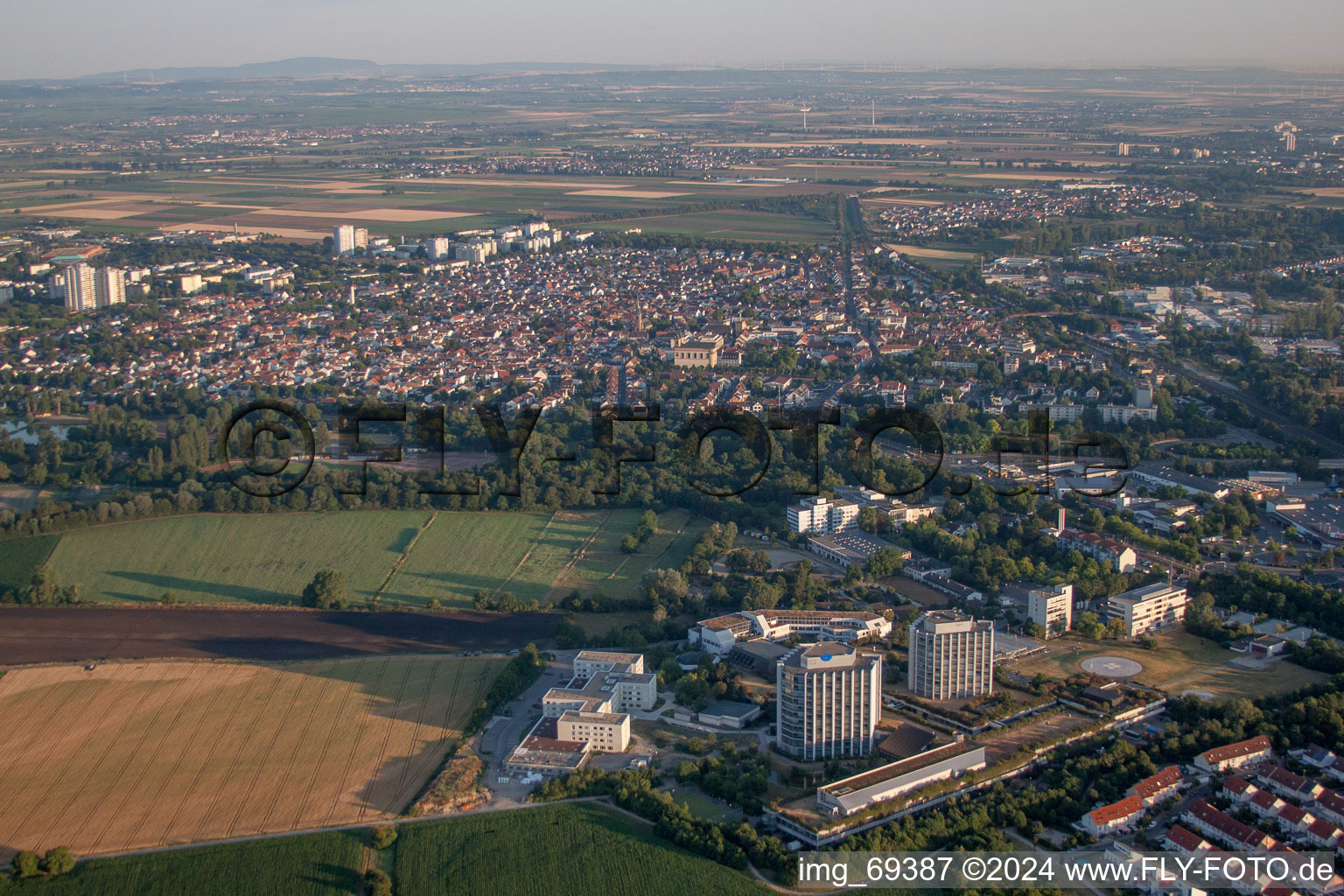 Enregistrement par drone de Terrain de la clinique de l'hôpital BG Klinik Ludwigshafen à le quartier Oggersheim in Ludwigshafen am Rhein dans le département Rhénanie-Palatinat, Allemagne