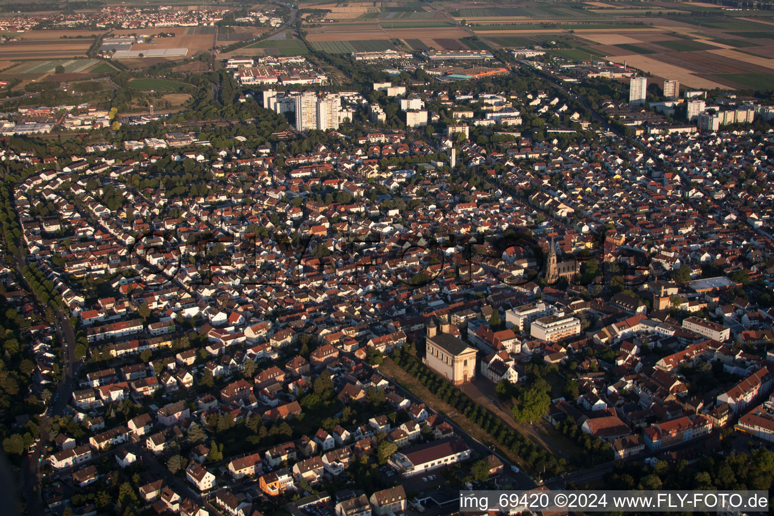 Enregistrement par drone de Quartier Oggersheim in Ludwigshafen am Rhein dans le département Rhénanie-Palatinat, Allemagne