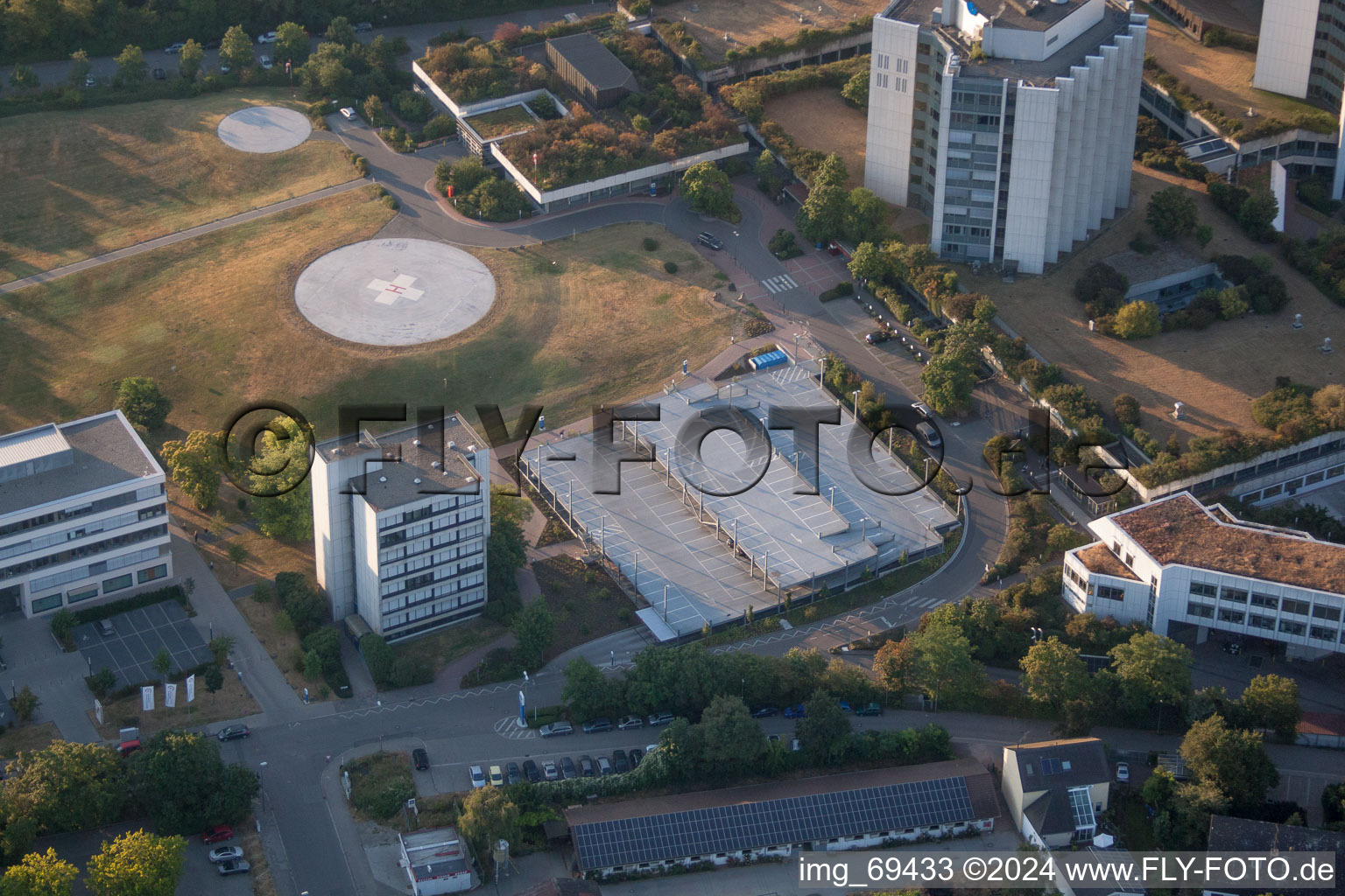 Terrain de la clinique de l'hôpital BG Klinik Ludwigshafen à le quartier Oggersheim in Ludwigshafen am Rhein dans le département Rhénanie-Palatinat, Allemagne du point de vue du drone