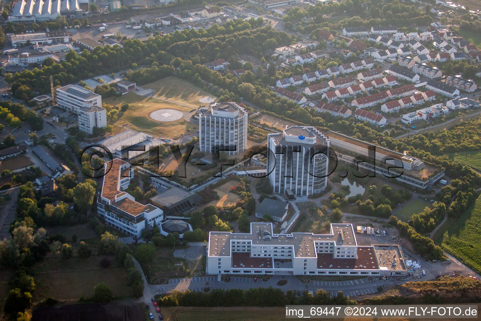 Terrain de la clinique de l'hôpital BG Klinik Ludwigshafen à le quartier Oggersheim in Ludwigshafen am Rhein dans le département Rhénanie-Palatinat, Allemagne d'un drone