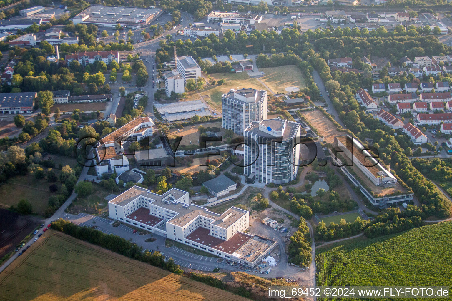 Terrain de la clinique de l'hôpital BG Klinik Ludwigshafen à le quartier Oggersheim in Ludwigshafen am Rhein dans le département Rhénanie-Palatinat, Allemagne vu d'un drone