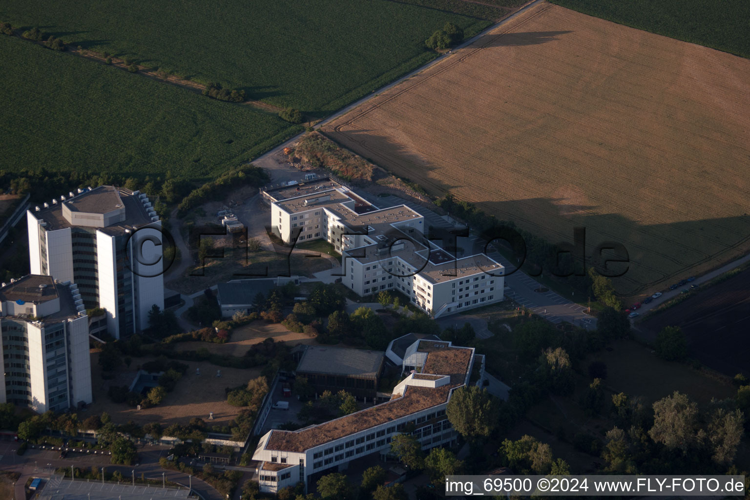 Quartier Oggersheim in Ludwigshafen am Rhein dans le département Rhénanie-Palatinat, Allemagne du point de vue du drone