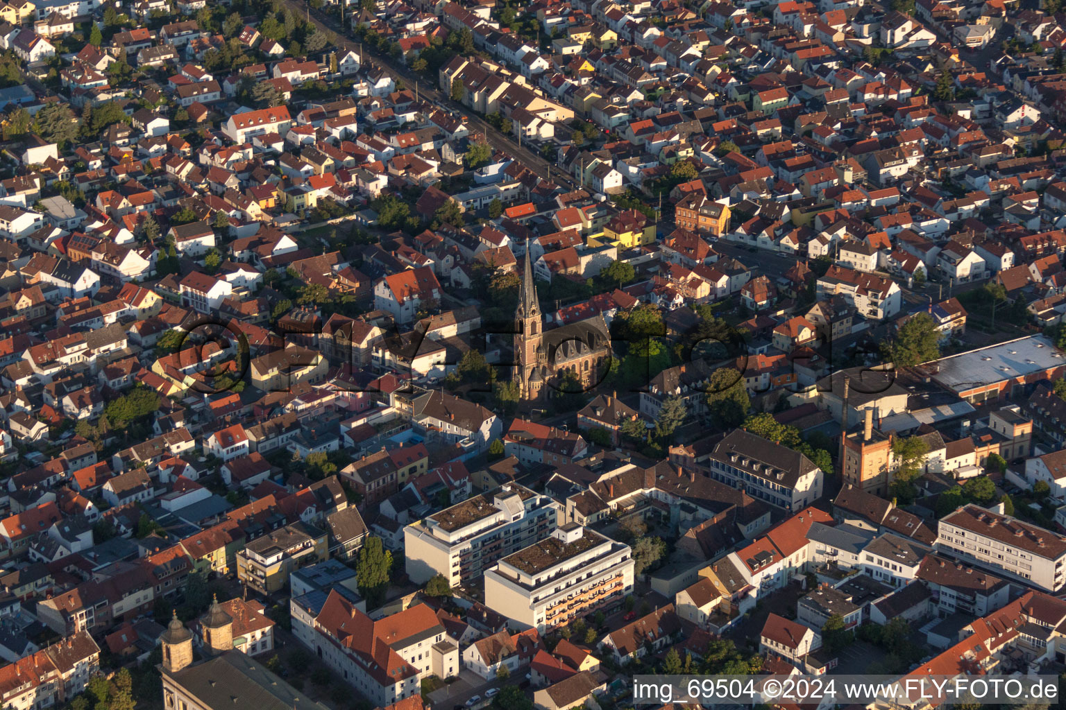 Vue aérienne de Paroisse de l'Assomption de Marie à le quartier Oggersheim in Ludwigshafen am Rhein dans le département Rhénanie-Palatinat, Allemagne