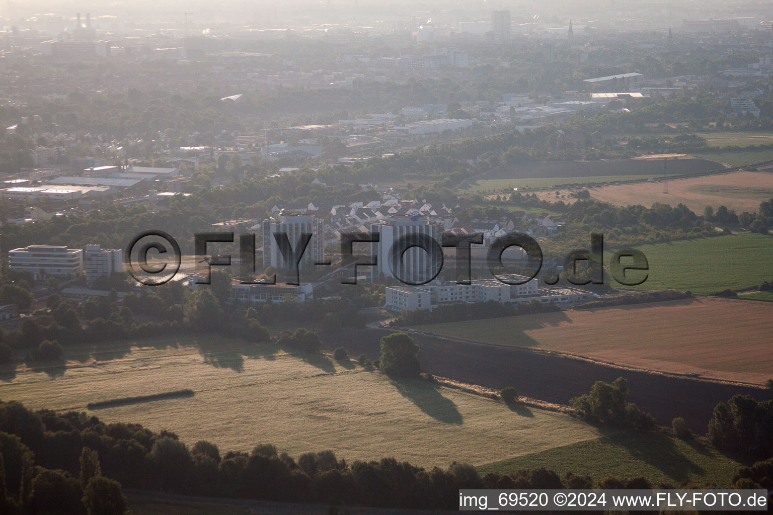 Quartier Oggersheim in Ludwigshafen am Rhein dans le département Rhénanie-Palatinat, Allemagne du point de vue du drone