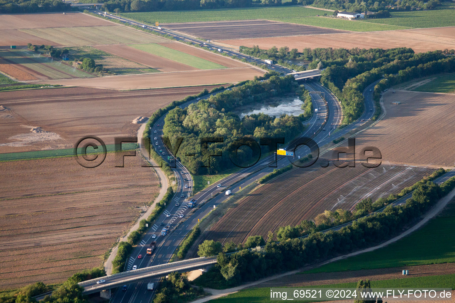 Vue aérienne de Tracé et voies le long de la route nationale Sortie de la route fédérale B9 à Maudach. à Mutterstadt dans le département Rhénanie-Palatinat, Allemagne