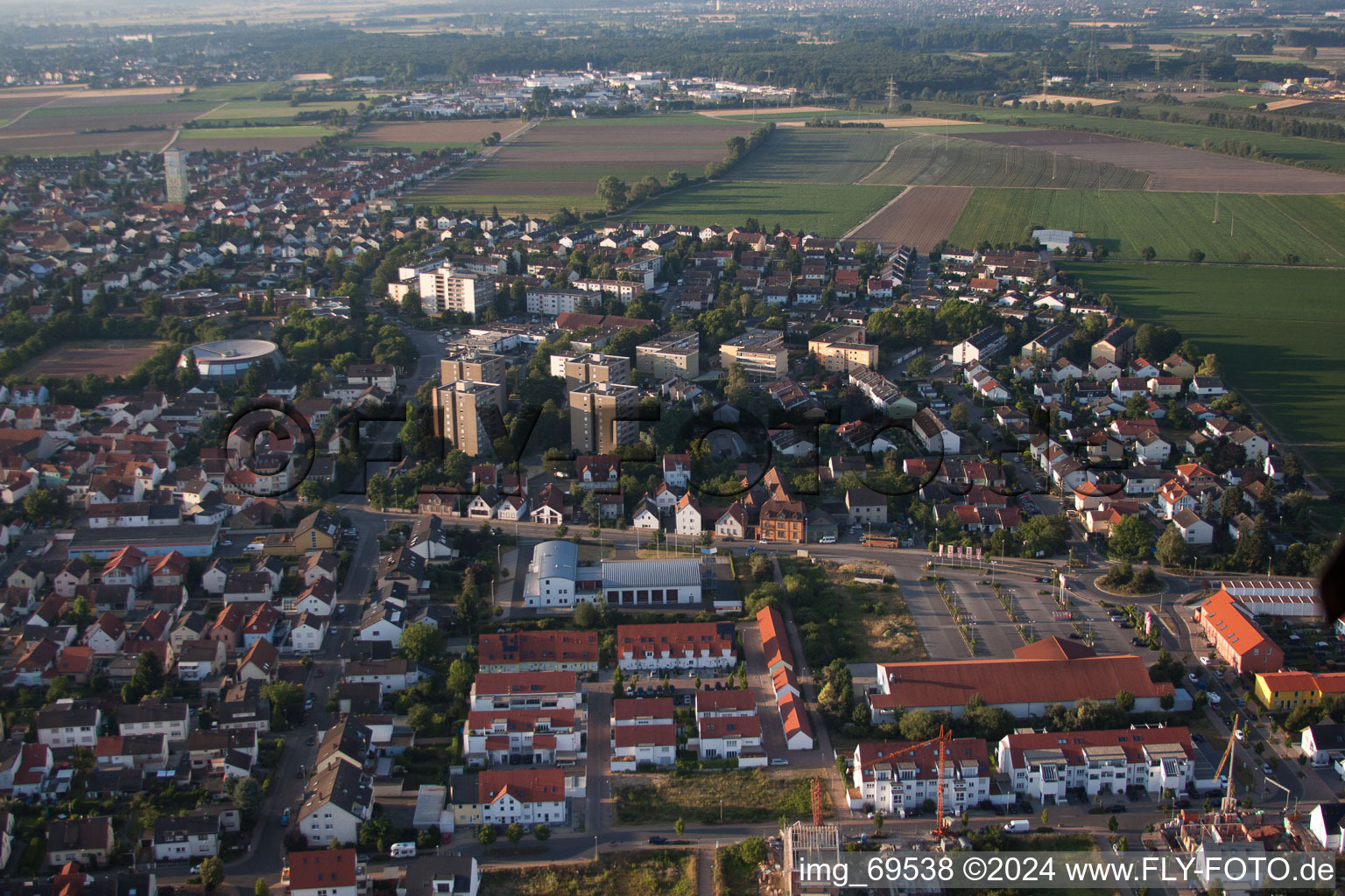 Mutterstadt dans le département Rhénanie-Palatinat, Allemagne du point de vue du drone