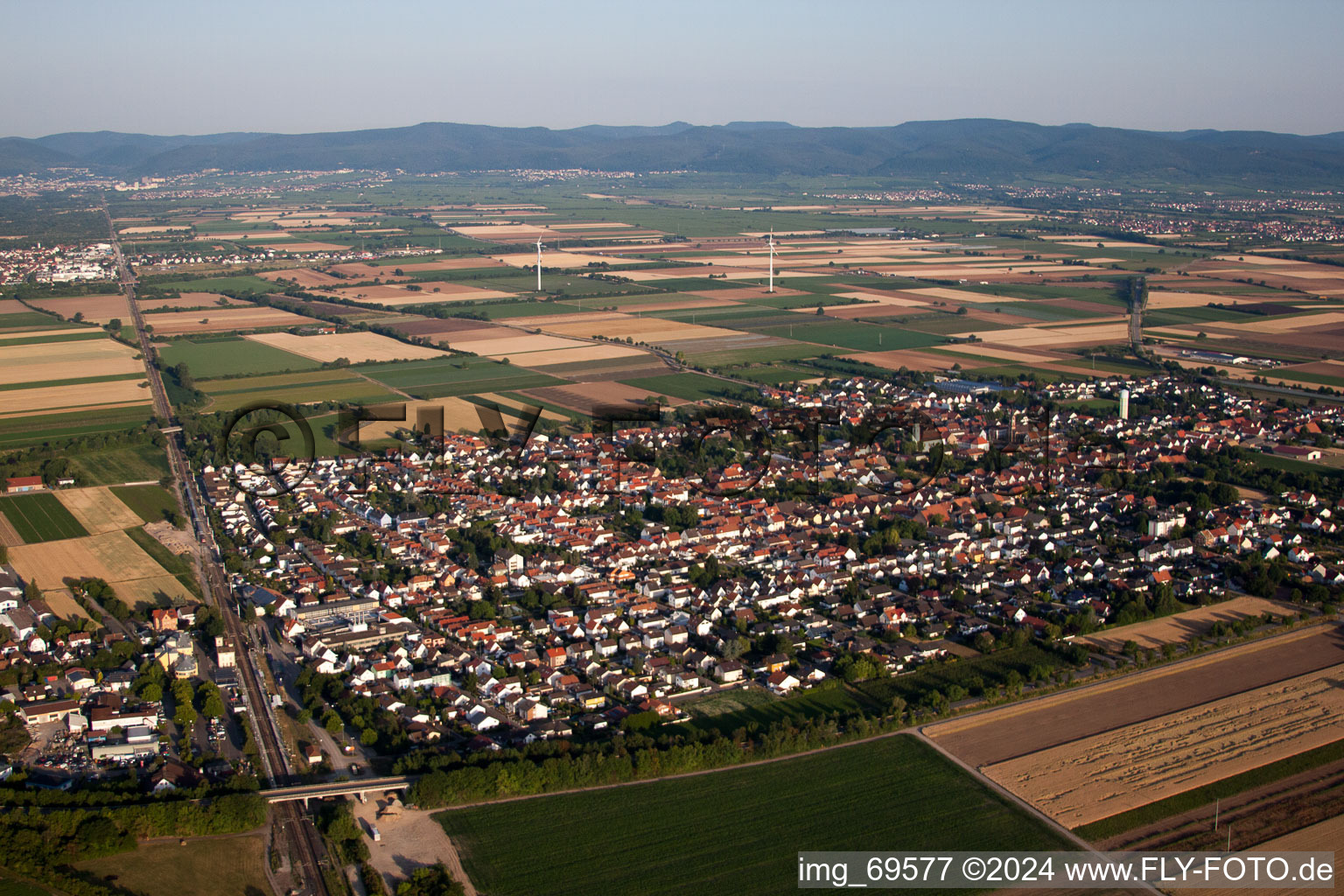 Vue oblique de Vue des rues et des maisons des quartiers résidentiels à le quartier Iggelheim in Böhl-Iggelheim dans le département Rhénanie-Palatinat, Allemagne