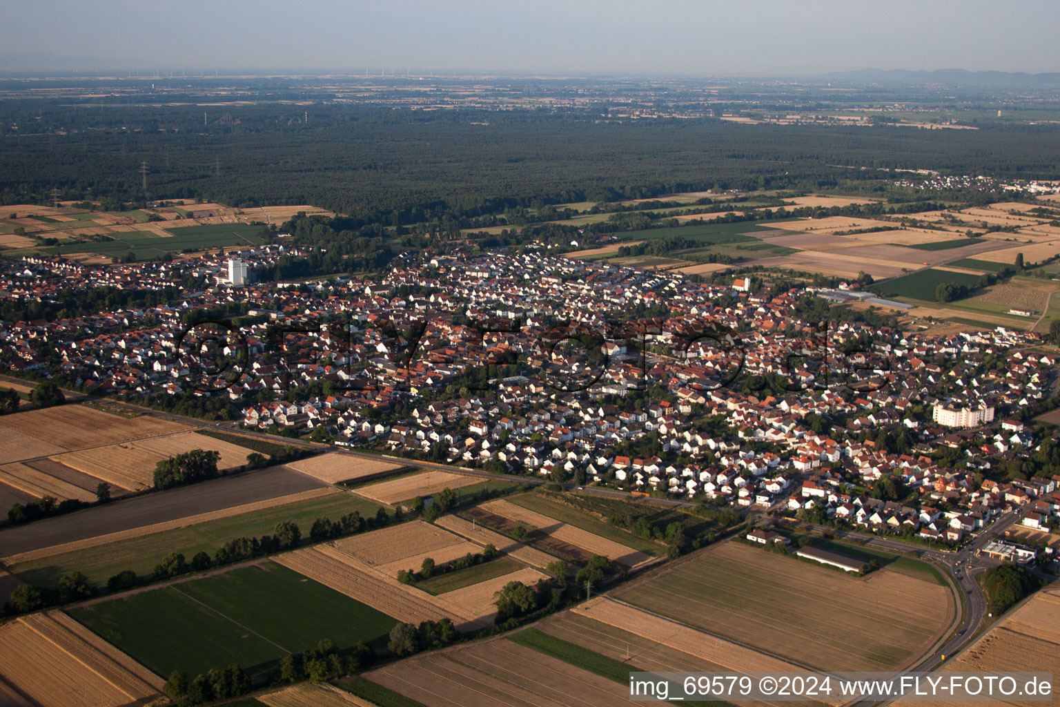 Vue des rues et des maisons des quartiers résidentiels à le quartier Iggelheim in Böhl-Iggelheim dans le département Rhénanie-Palatinat, Allemagne d'en haut