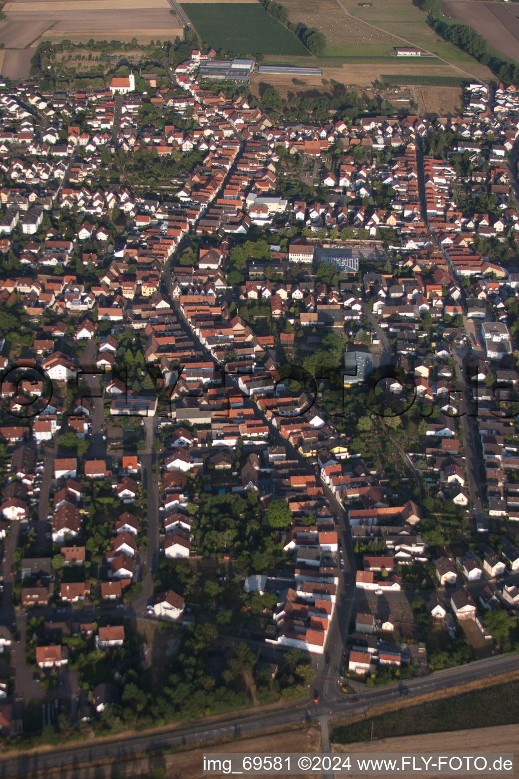 Vue des rues et des maisons des quartiers résidentiels à le quartier Iggelheim in Böhl-Iggelheim dans le département Rhénanie-Palatinat, Allemagne hors des airs