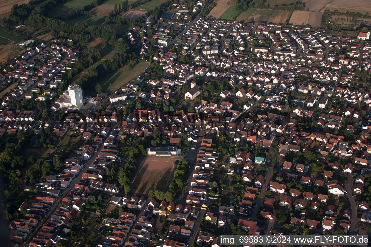 Quartier Iggelheim in Böhl-Iggelheim dans le département Rhénanie-Palatinat, Allemagne depuis l'avion