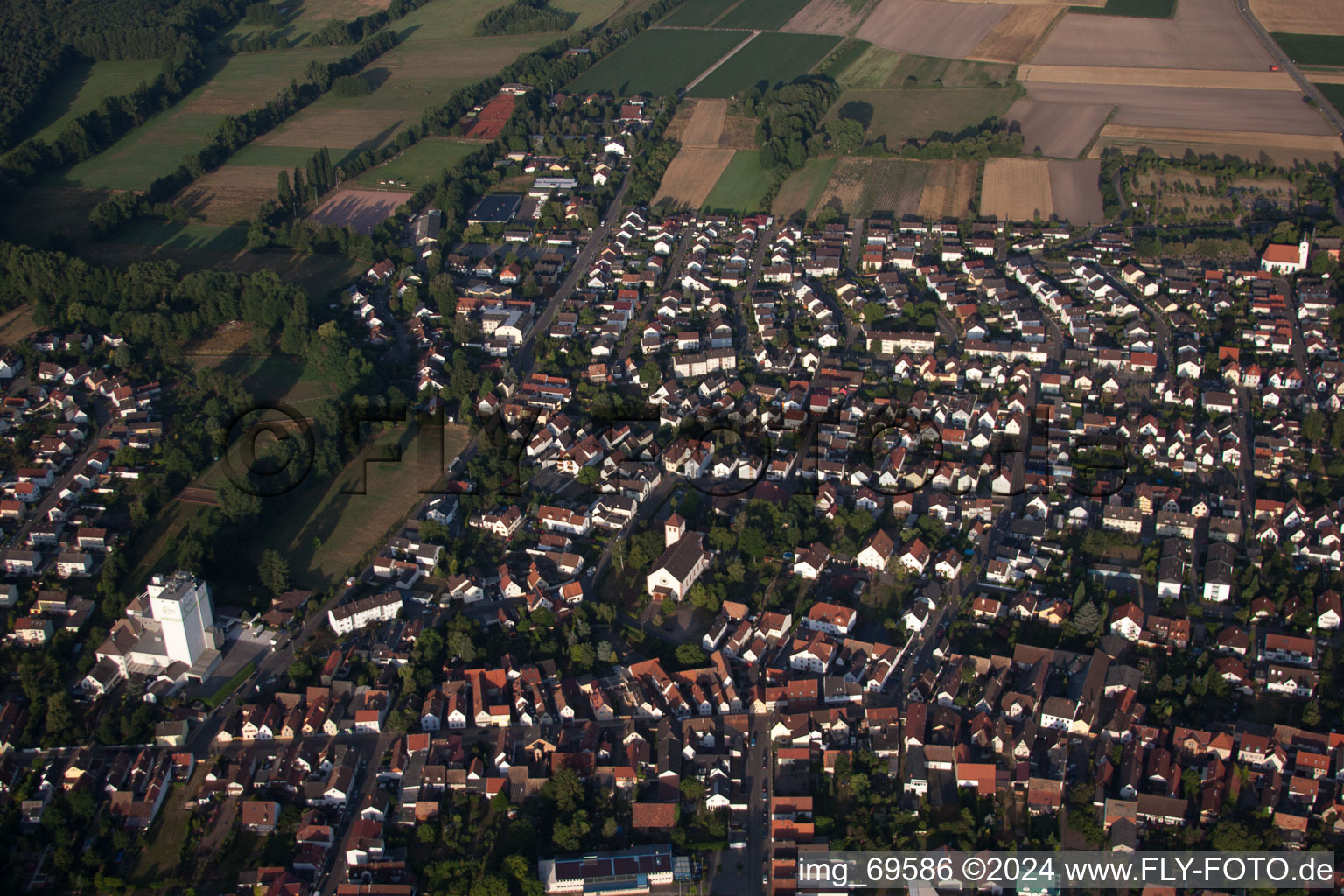 Vue d'oiseau de Quartier Iggelheim in Böhl-Iggelheim dans le département Rhénanie-Palatinat, Allemagne