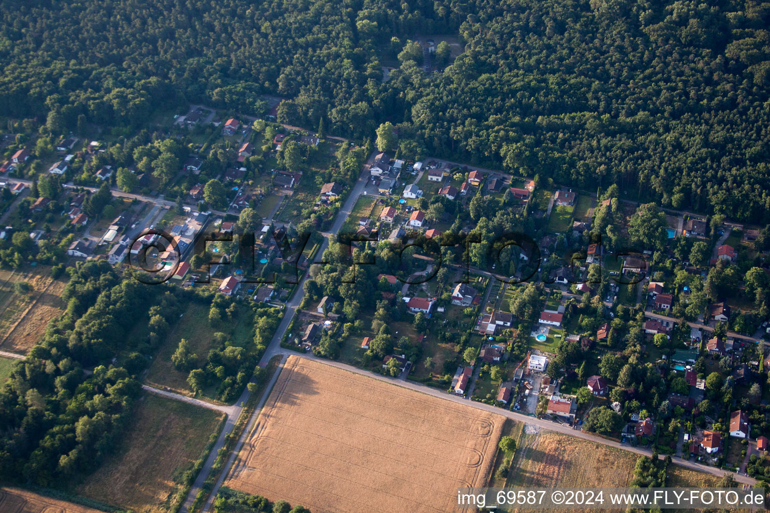 Vue aérienne de En chasse amusante à le quartier Iggelheim in Böhl-Iggelheim dans le département Rhénanie-Palatinat, Allemagne