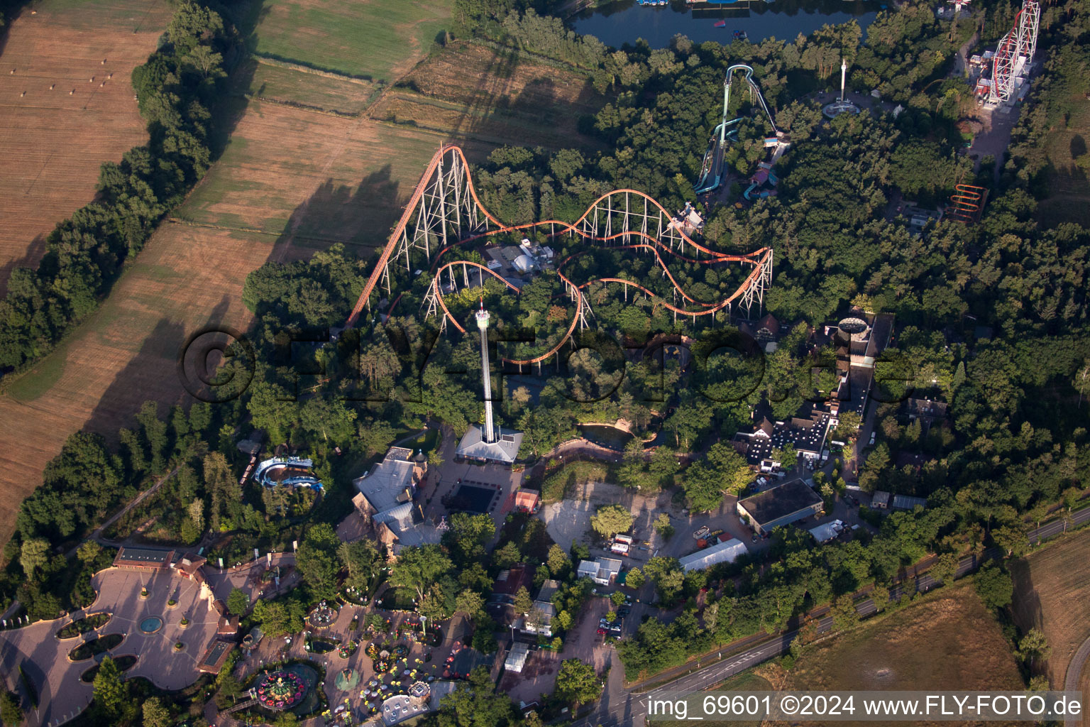 Vue aérienne de Le Holiday Park avec montagnes russes et manèges à Haßloch dans le département Rhénanie-Palatinat, Allemagne