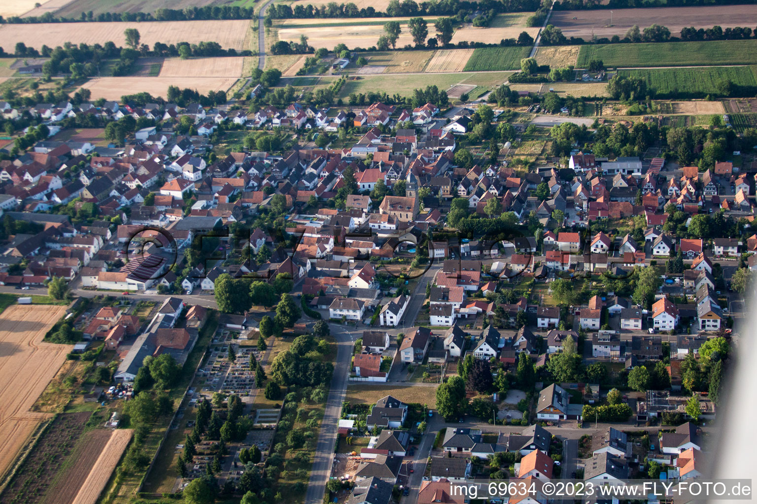Lustadt dans le département Rhénanie-Palatinat, Allemagne du point de vue du drone