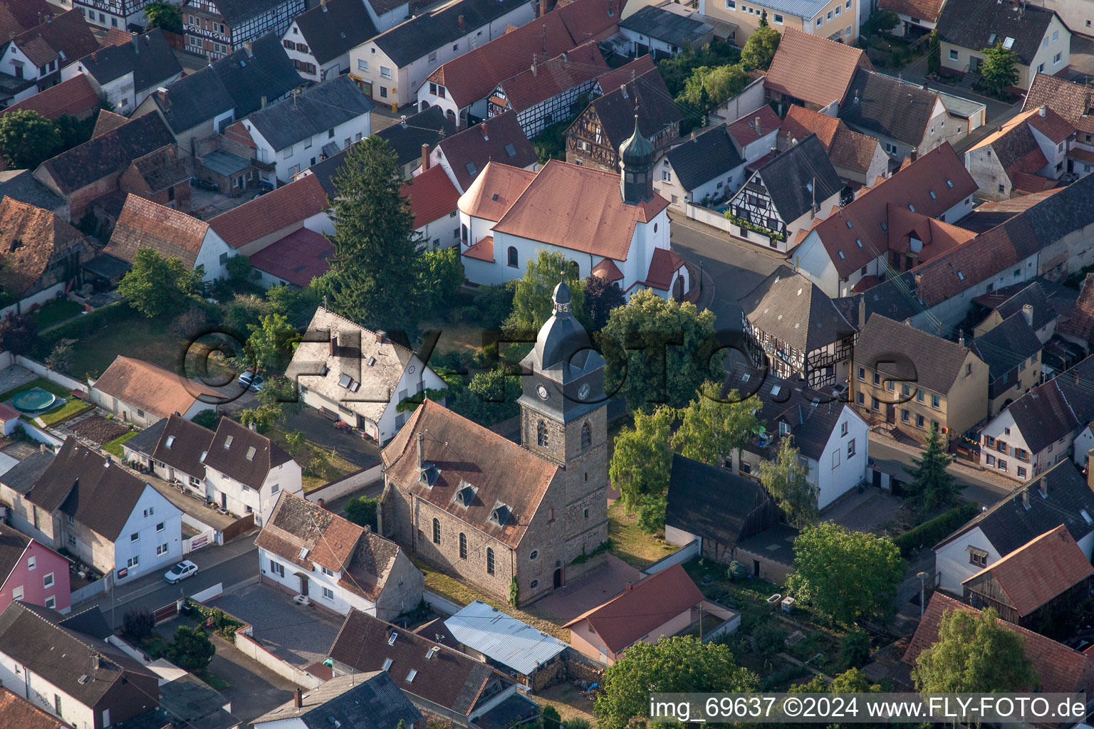 Vue aérienne de Église évangélique d'Oberlustadt au centre du village à Lustadt dans le département Rhénanie-Palatinat, Allemagne
