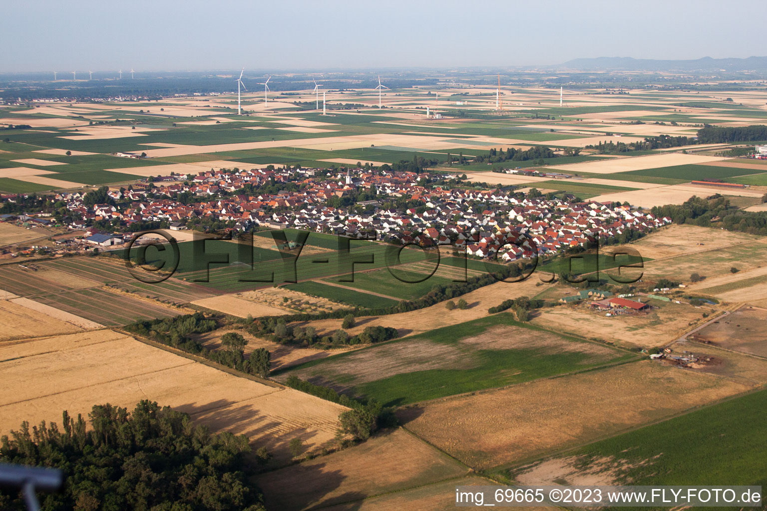Knittelsheim dans le département Rhénanie-Palatinat, Allemagne vu d'un drone