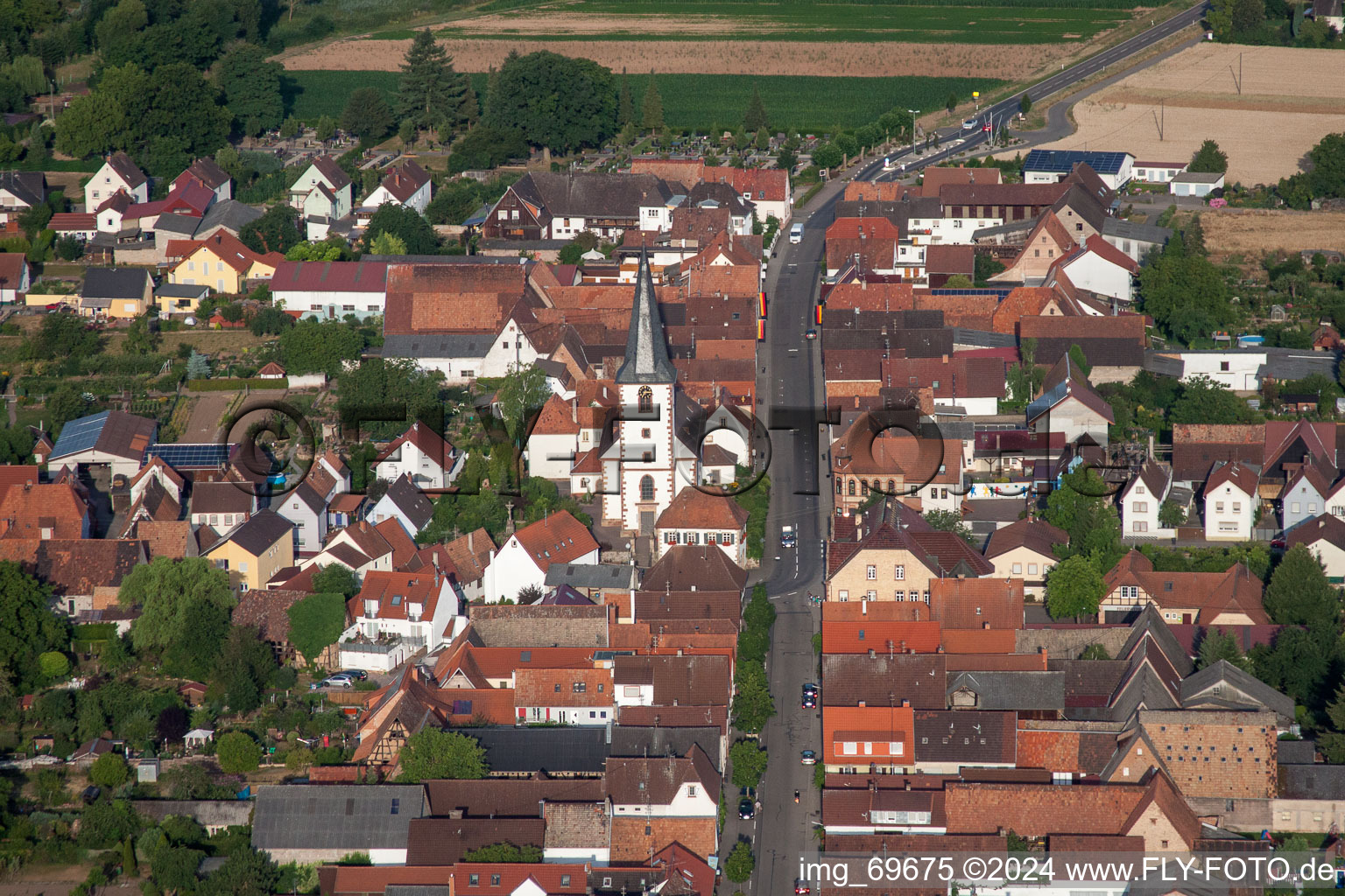 Photographie aérienne de Bâtiment d'église au centre du village à le quartier Ottersheim in Ottersheim bei Landau dans le département Rhénanie-Palatinat, Allemagne