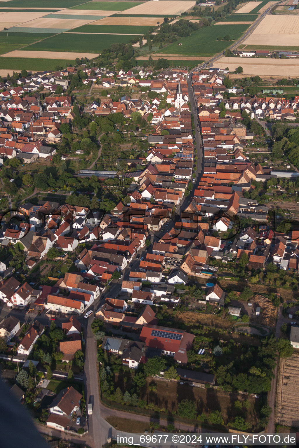 Vue aérienne de Tracé de la rue principale à le quartier Ottersheim in Ottersheim bei Landau dans le département Rhénanie-Palatinat, Allemagne