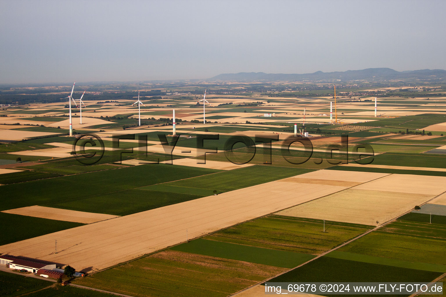 Vue aérienne de Construction de parc éolien à Offenbach an der Queich dans le département Rhénanie-Palatinat, Allemagne