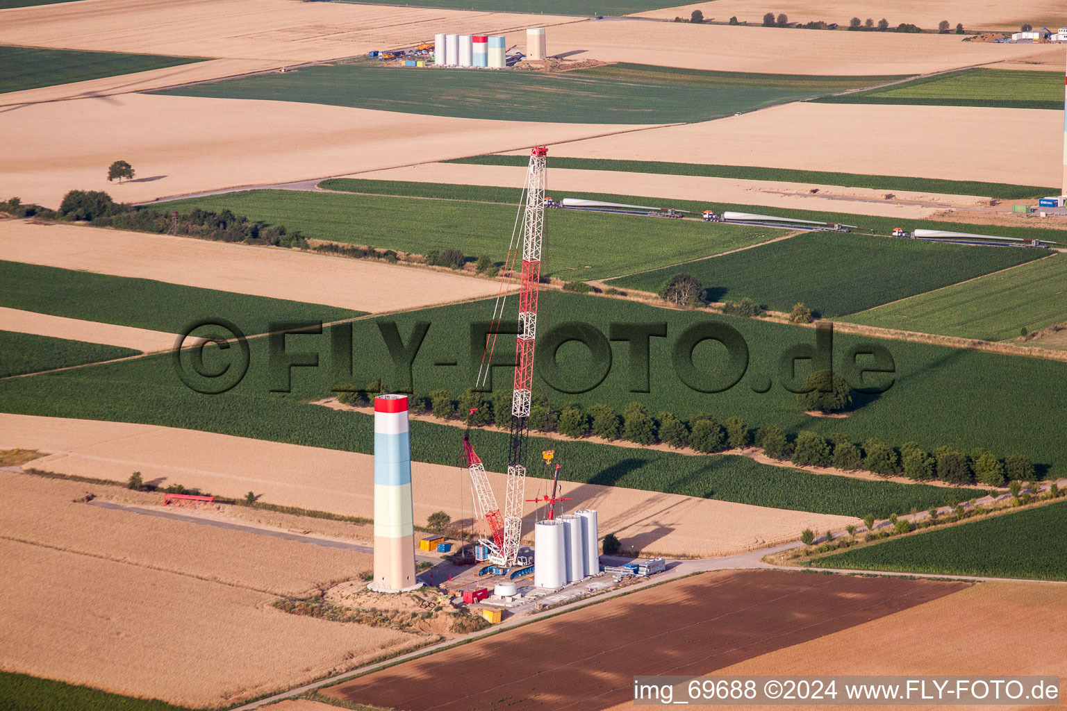 Vue aérienne de Chantier de construction pour l’assemblage de la tour d’éolienne à le quartier Ottersheim in Ottersheim bei Landau dans le département Rhénanie-Palatinat, Allemagne