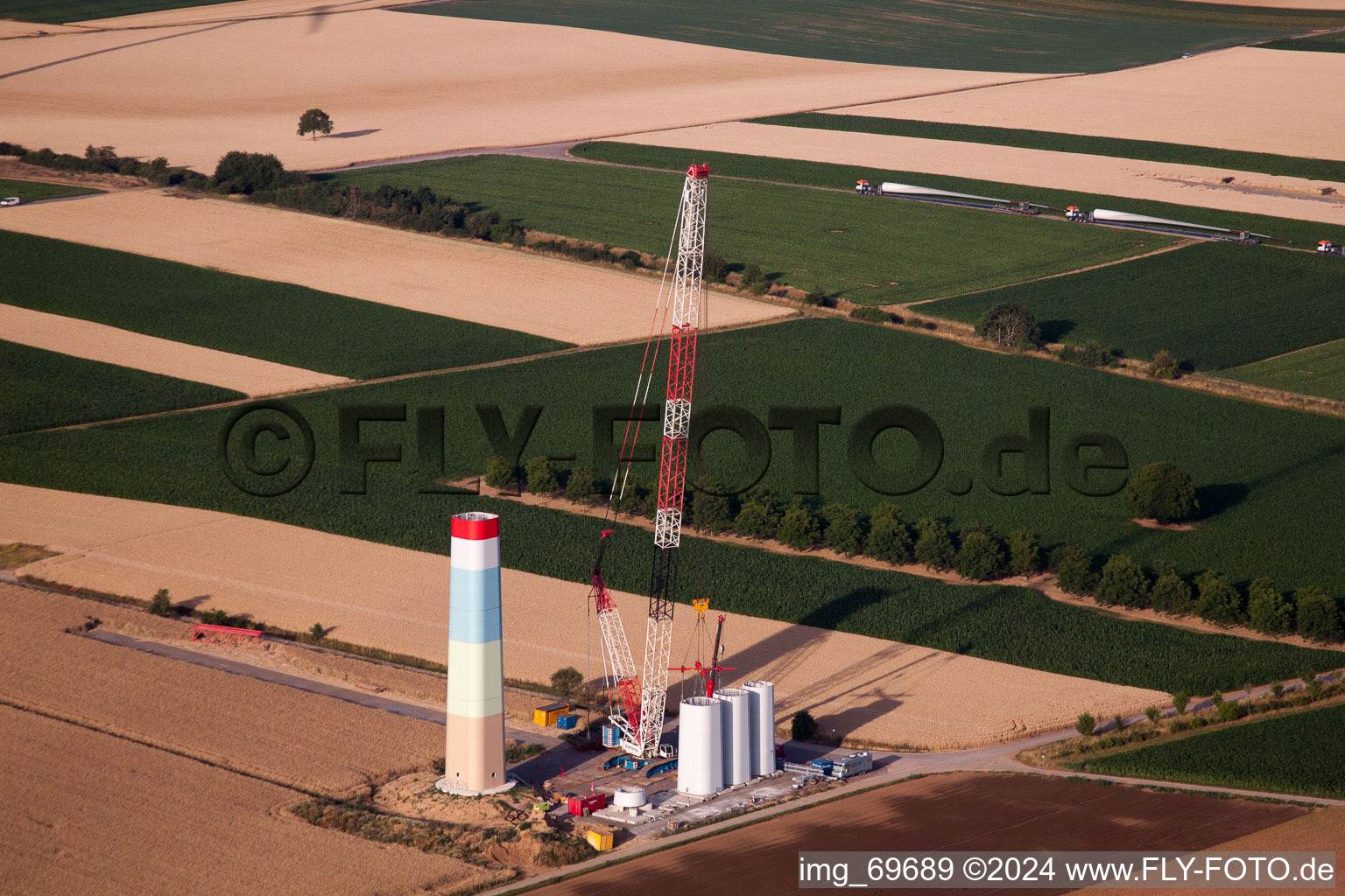 Construction de parc éolien à Offenbach an der Queich dans le département Rhénanie-Palatinat, Allemagne d'en haut