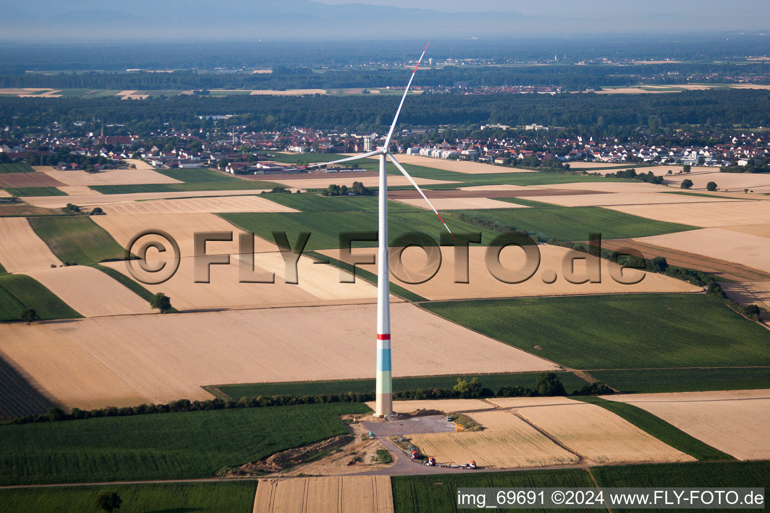 Construction de parc éolien à Offenbach an der Queich dans le département Rhénanie-Palatinat, Allemagne vue d'en haut