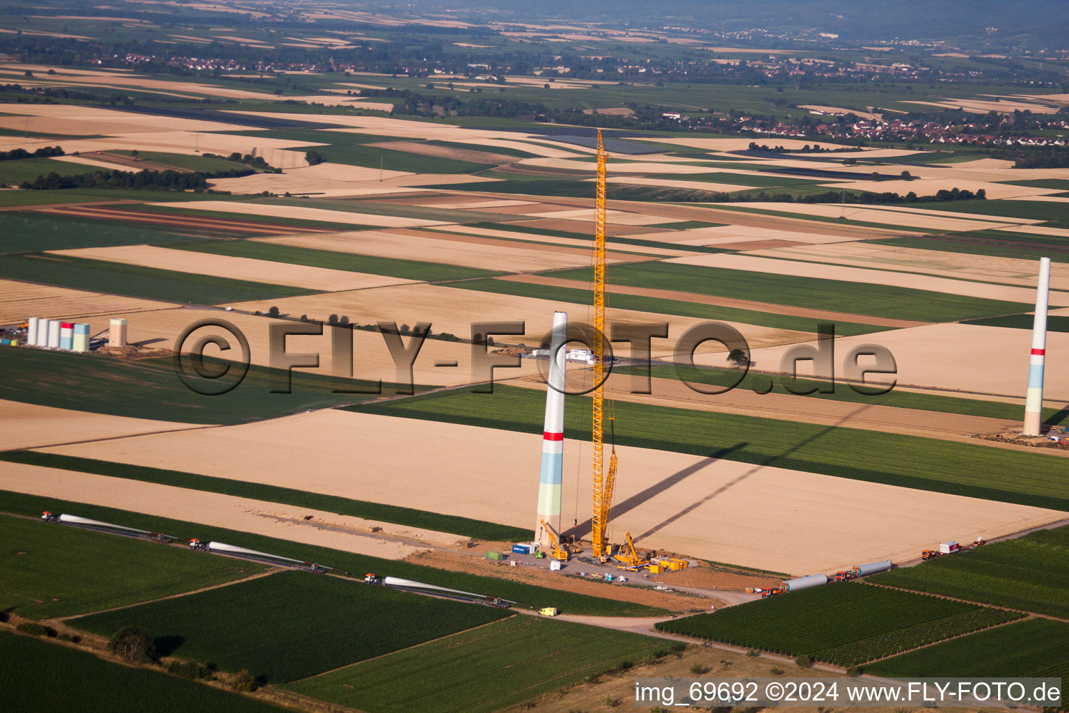 Construction de parc éolien à Offenbach an der Queich dans le département Rhénanie-Palatinat, Allemagne depuis l'avion