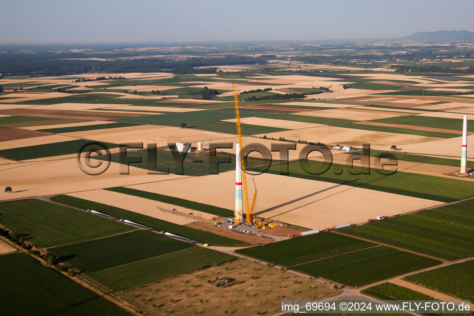 Construction de parc éolien à Offenbach an der Queich dans le département Rhénanie-Palatinat, Allemagne vue du ciel