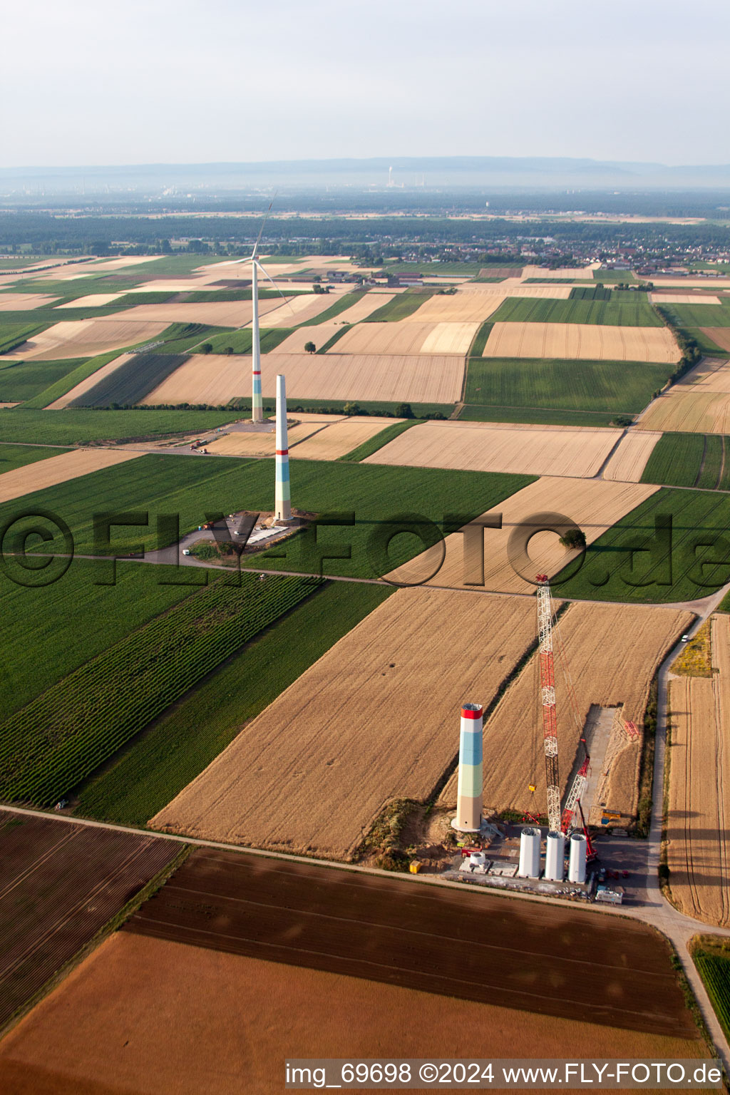 Construction de parc éolien à Offenbach an der Queich dans le département Rhénanie-Palatinat, Allemagne du point de vue du drone