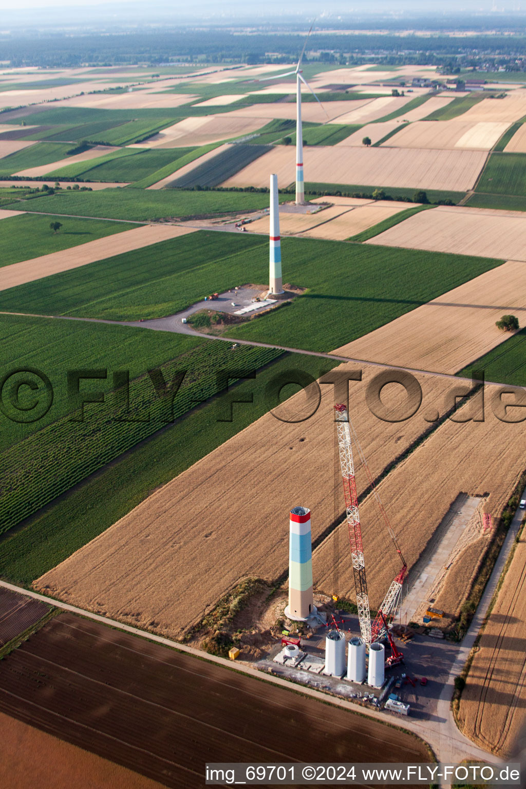 Construction de parc éolien à Offenbach an der Queich dans le département Rhénanie-Palatinat, Allemagne d'un drone