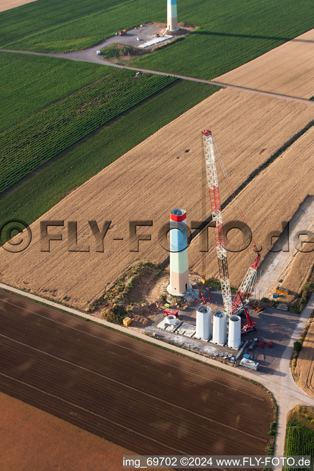 Construction de parc éolien à Offenbach an der Queich dans le département Rhénanie-Palatinat, Allemagne vu d'un drone